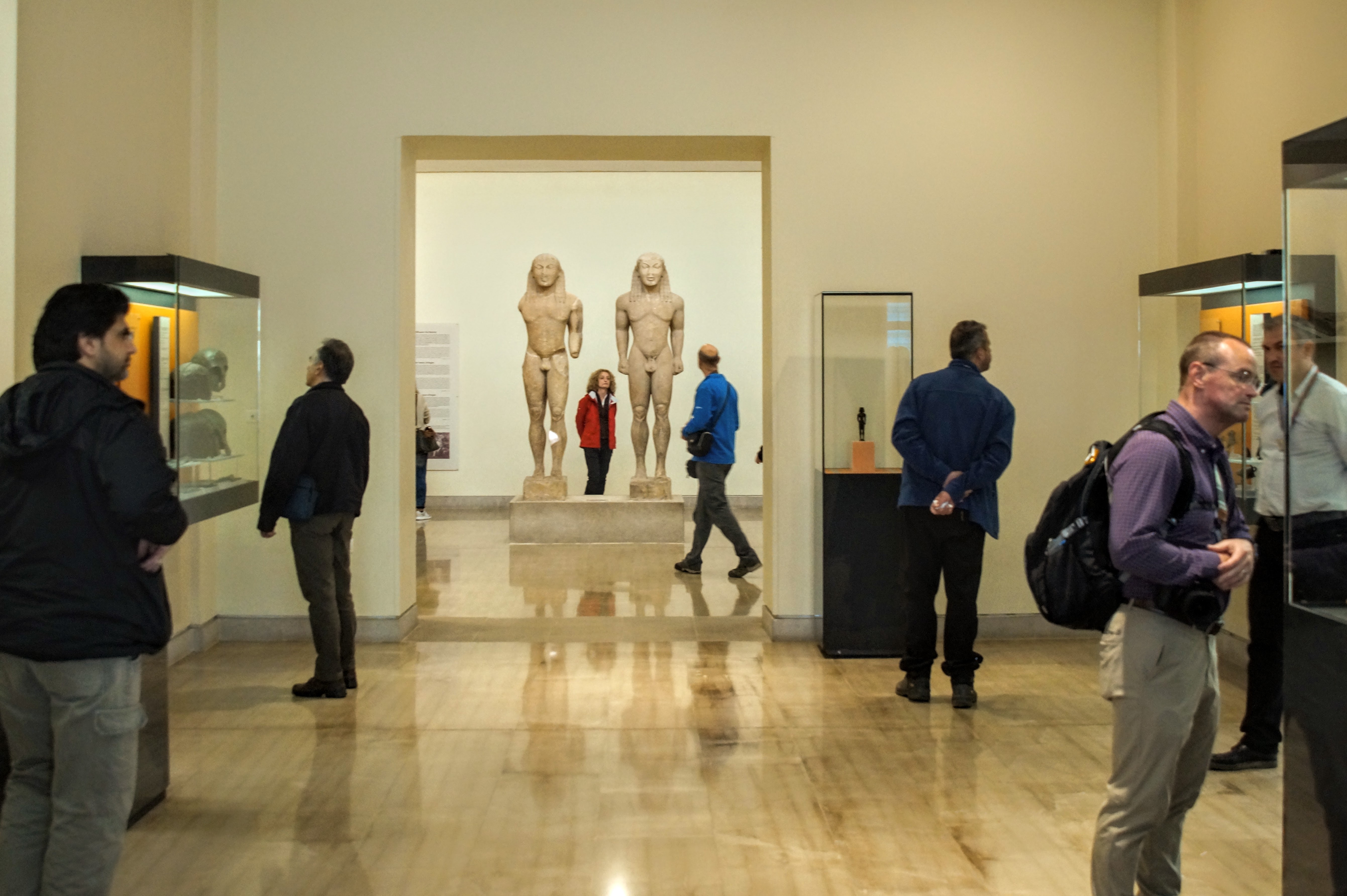 Στιγμιότυπο από τις αίθουσες του Μουσείου των Δελφών. Στο βάθος οι δύο Κούροι ( Φωτογραφία Νίκος Πράσσος @paspartou.gr )