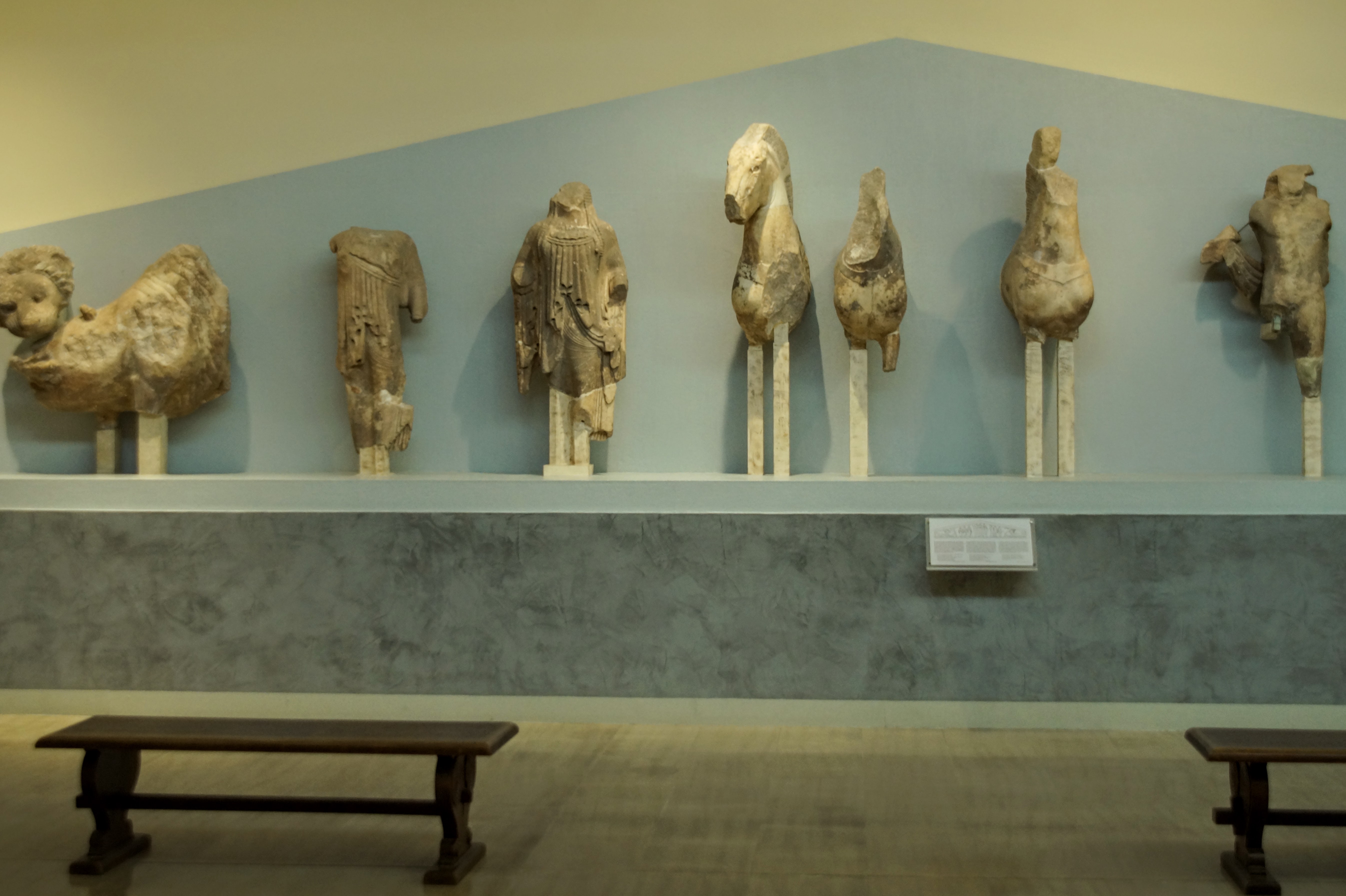 Ανατολικό Αέτωμα Ναού Απόλλωνα στο Μουσείο των Δελφών ( Φωτογραφία Νίκος Πράσσος @paspartou.gr)
