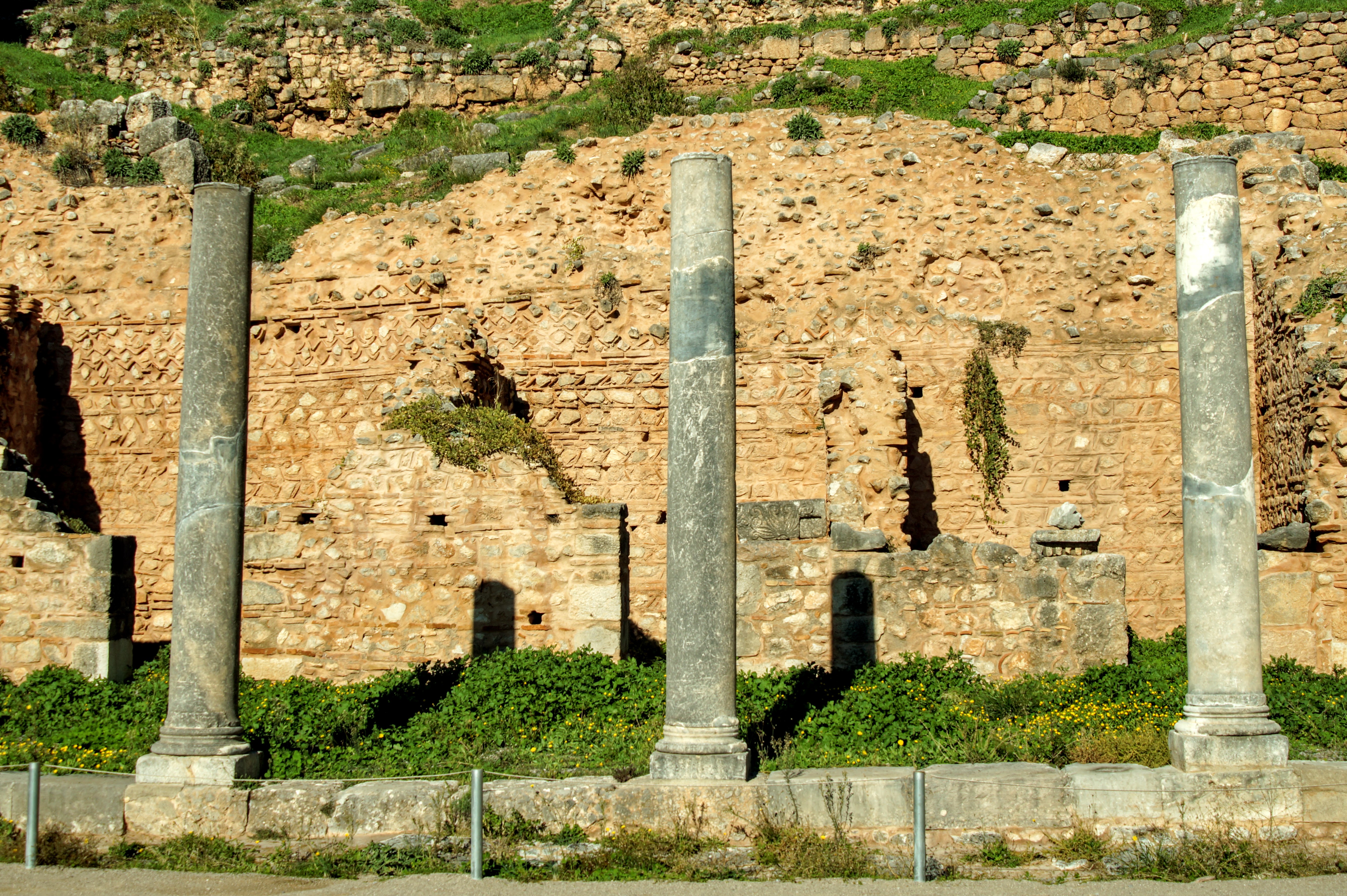 Η Στοά των Αθηναίων στον αρχαιολογικό χώρο των Δελφών ( Φωτογραφία Νίκος Πράσσος @paspartou.gr )
