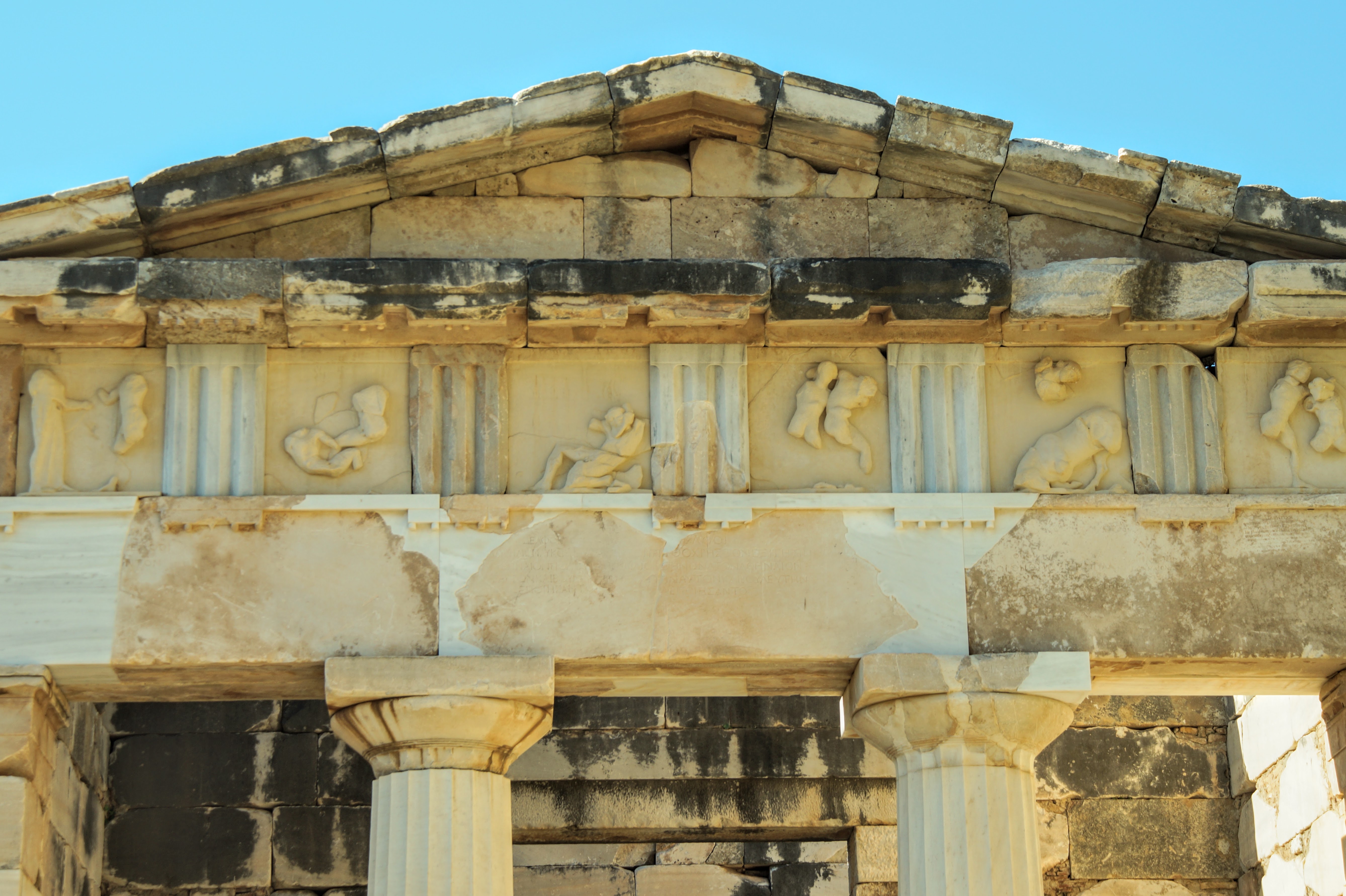 Μετόπη του θησαυρού των Αθηναίων στον αρχαιολογικό χώρο των Δελφών ( Φωτογραφία Νίκος Πράσσος @paspartou.gr )