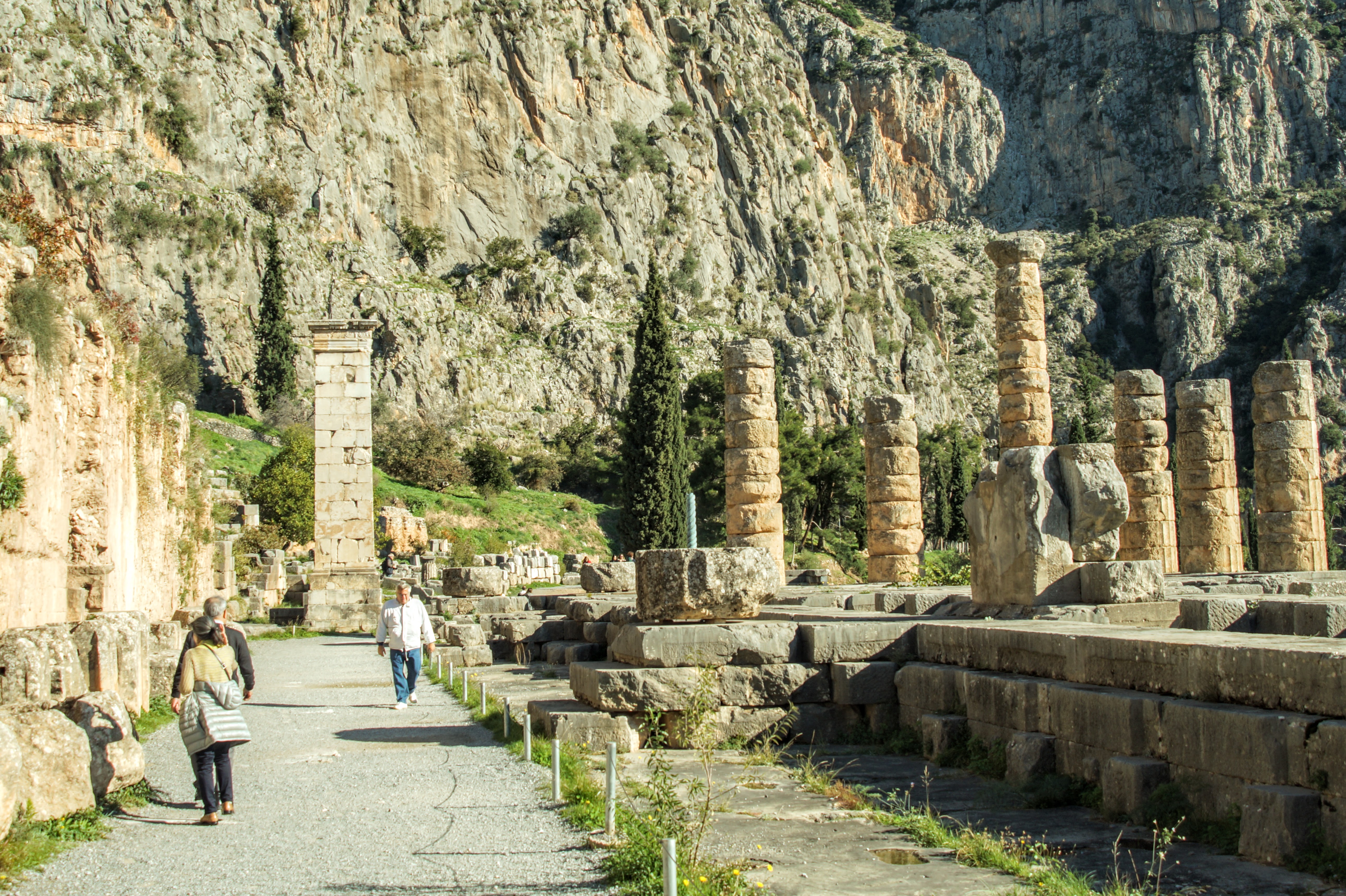 Ιερά Οδός και στα δεξιά ο Ναός του Απόλλωνα ( Φωτογραφία Νίκος Πράσσος @paspartou.gr)
