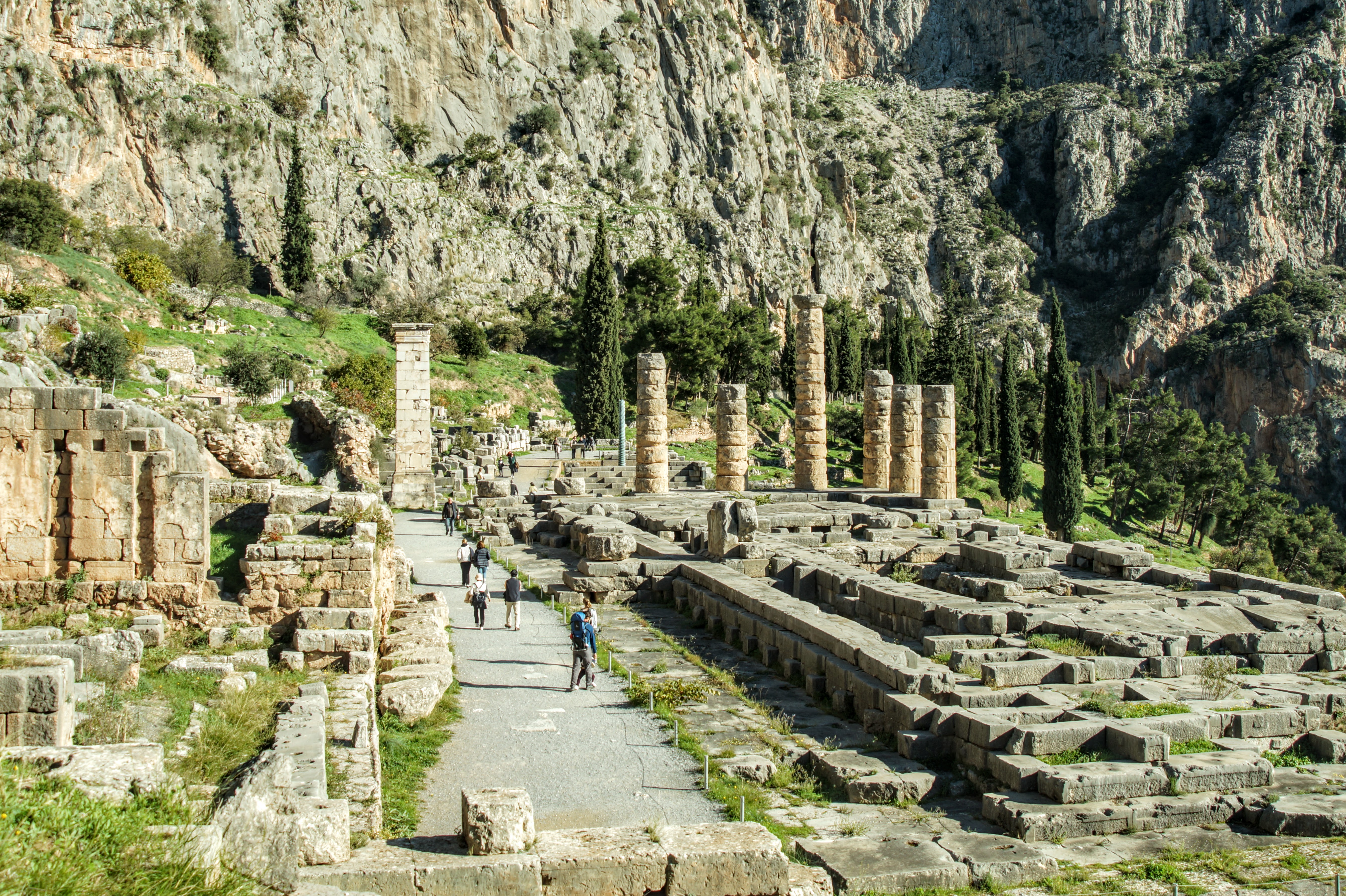 Ιερά Οδός και στα δεξιά ο Ναός του Απόλλωνα ( Φωτογραφία Νίκος Πράσσος @paspartou.gr)