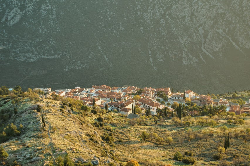 Το χωριό των Δελφών από ψηλά ( Φωτογραφία Νίκος Πράσσος @paspartou.gr )