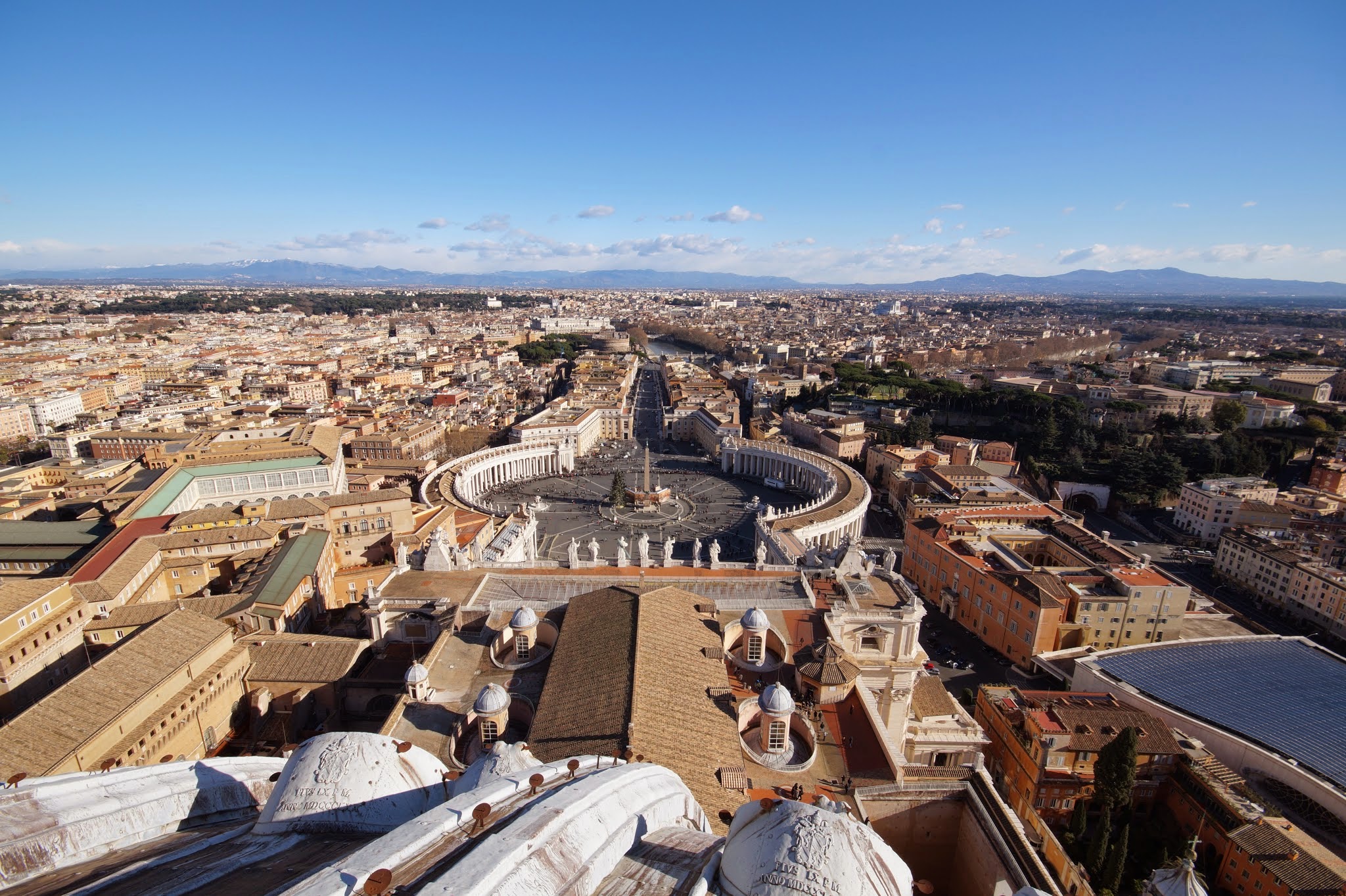 Η πλατεία του Αγίου Πέτρου και η Ρώμη από την κορυφή του τρούλου της Βασιλικής (Φωτογραφία Νίκος Πράσσος)