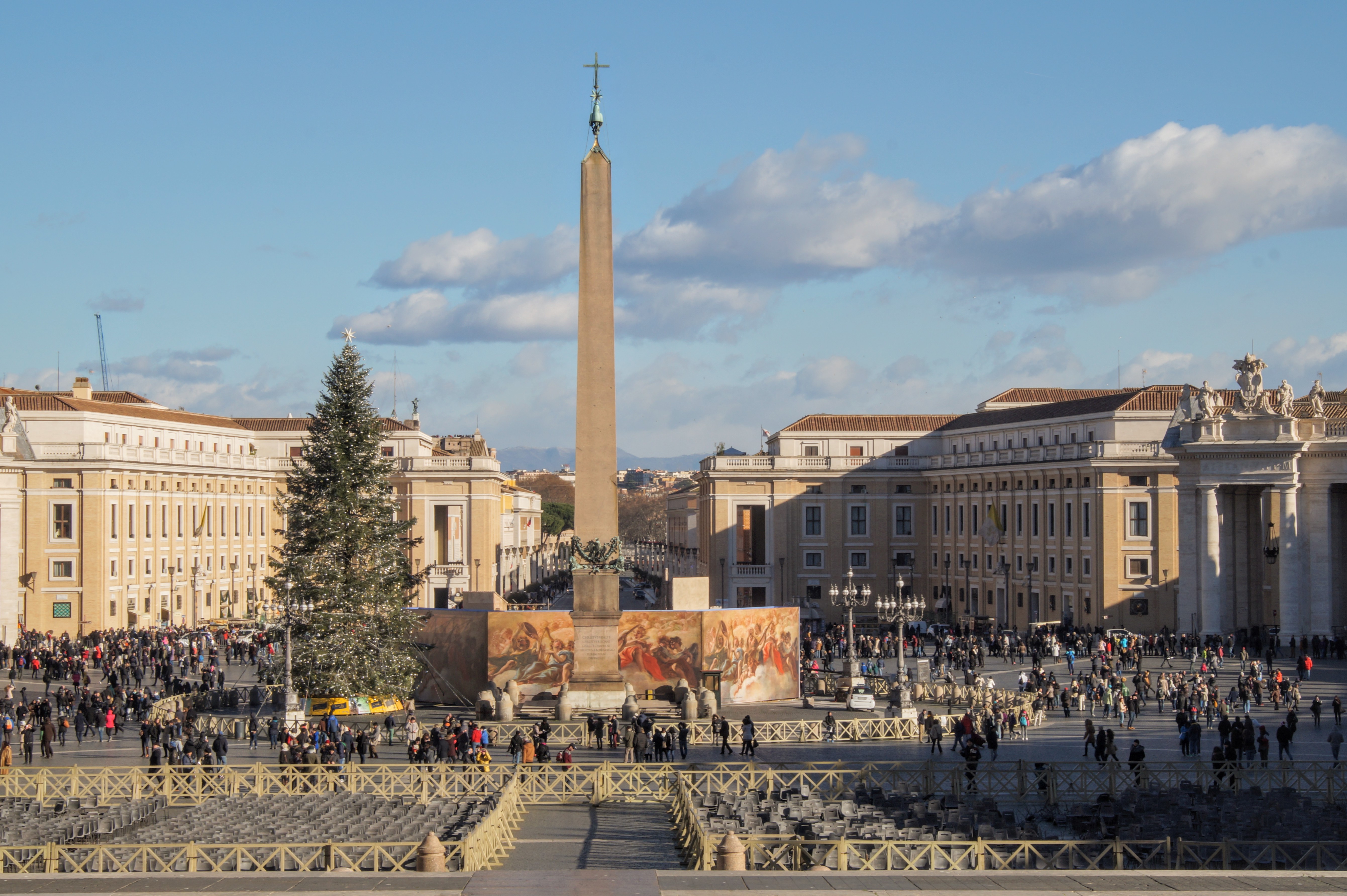 Ο οβελίσκος και η Πλατεία του Αγίου Πέτρου από την έξοδο της Βασιλικής (Φωτογραφία Νίκος Πράσσος)