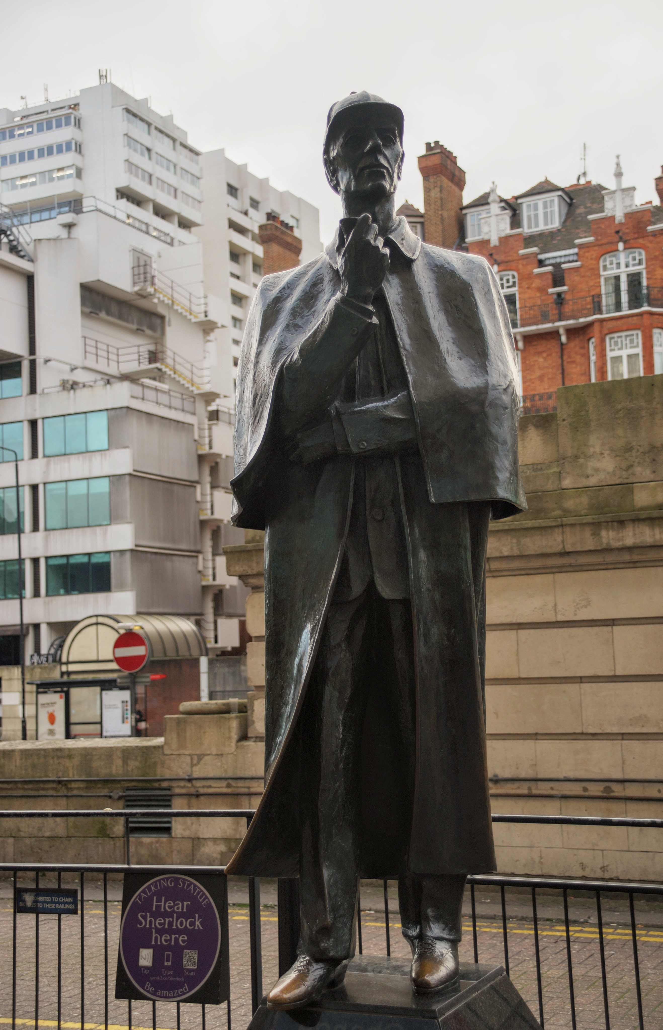 Άγαλμα του Σέρλοκ Χόλμς στην Baker Street ( Φωτογραφία Νίκος Πράσσος @paspartou.gr )