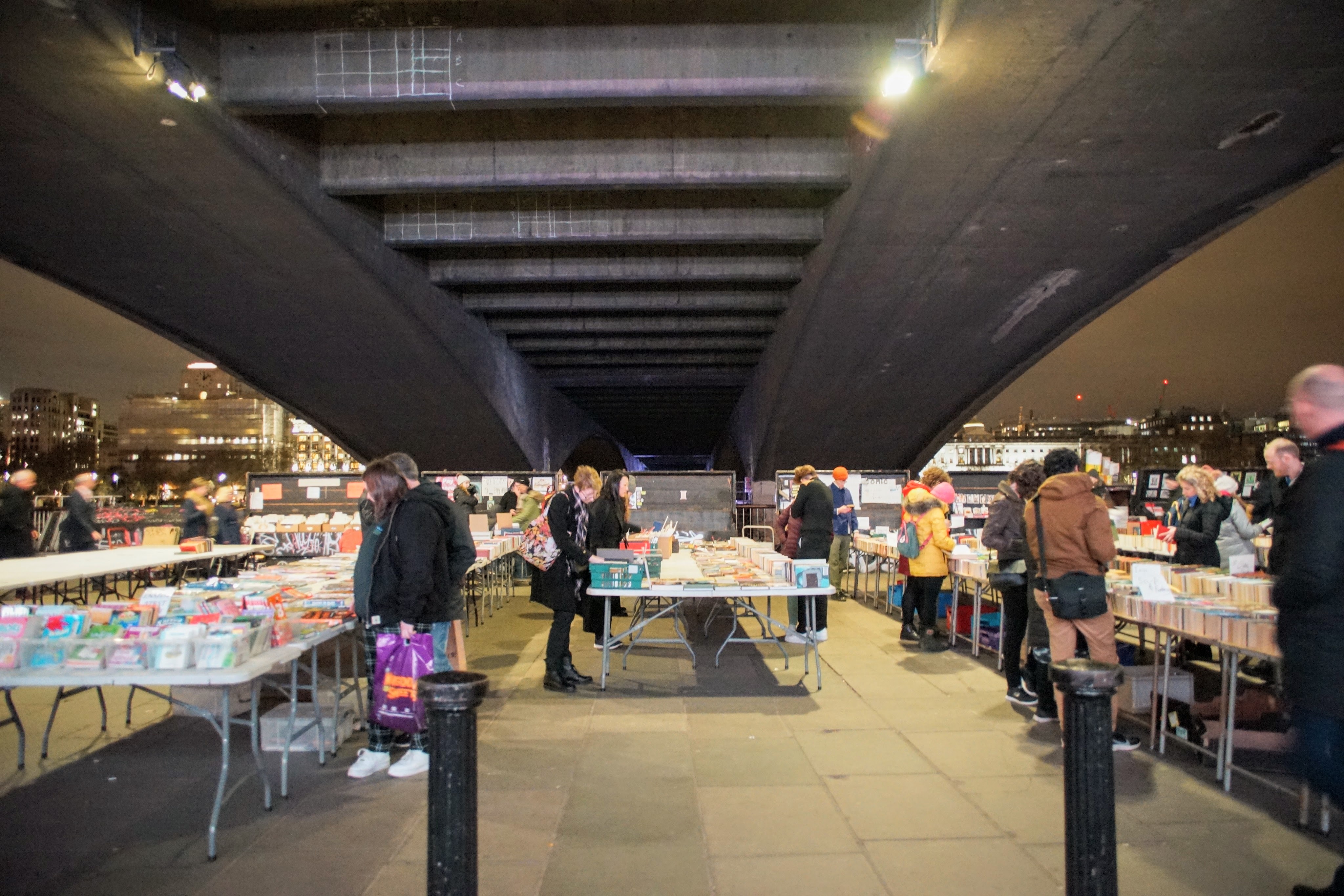 Αγορά βιβλίων κάτω από τη γέφυρα Waterloo ( Φωτογραφία Νίκος Πράσσος @paspartou.gr ) 