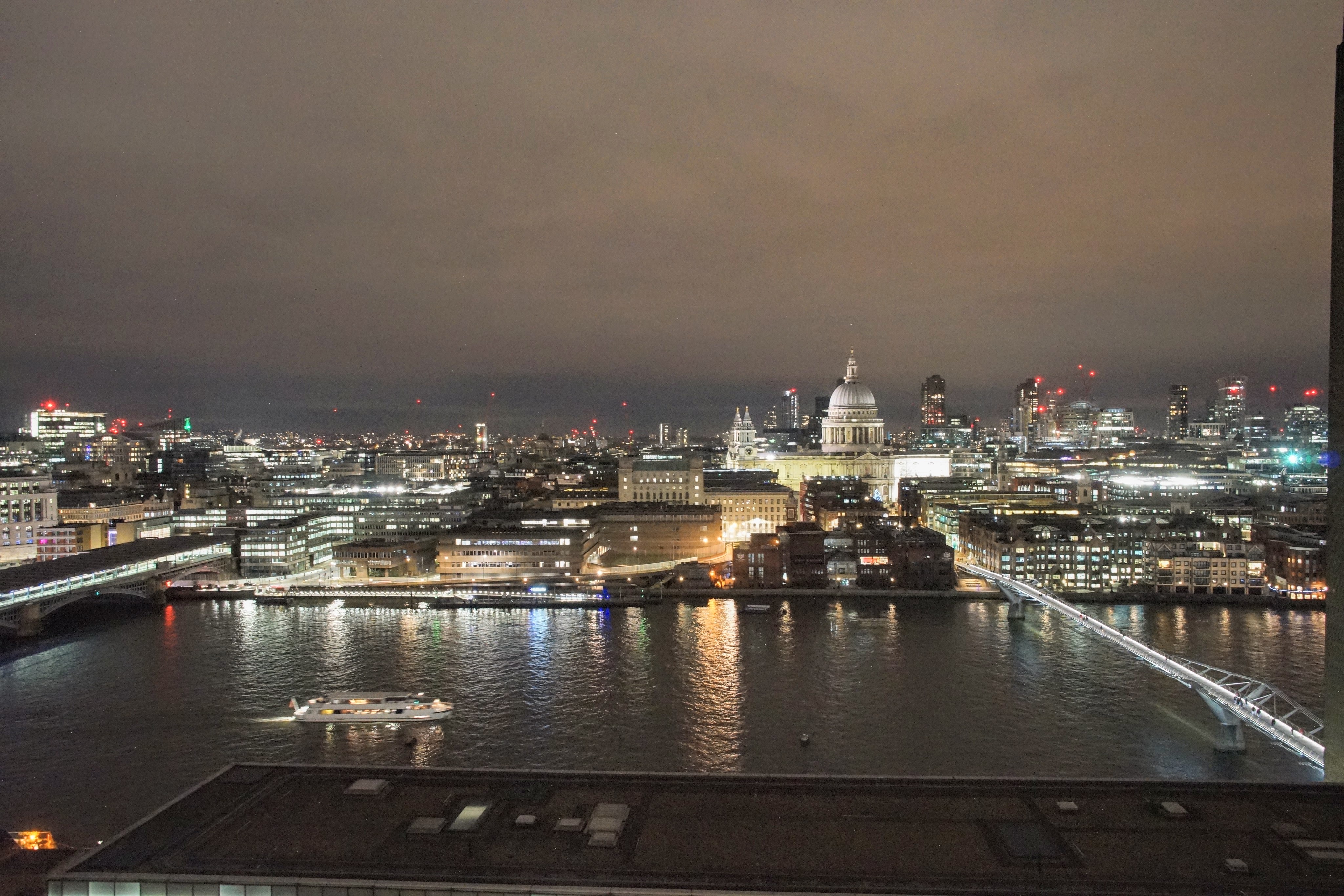 Νυχτερινή λήψη της πόλης του Λονδίνου από την οροφή του Tate Modern ( Φωτογραφία Νίκος Πράσσος @paspartou.gr )