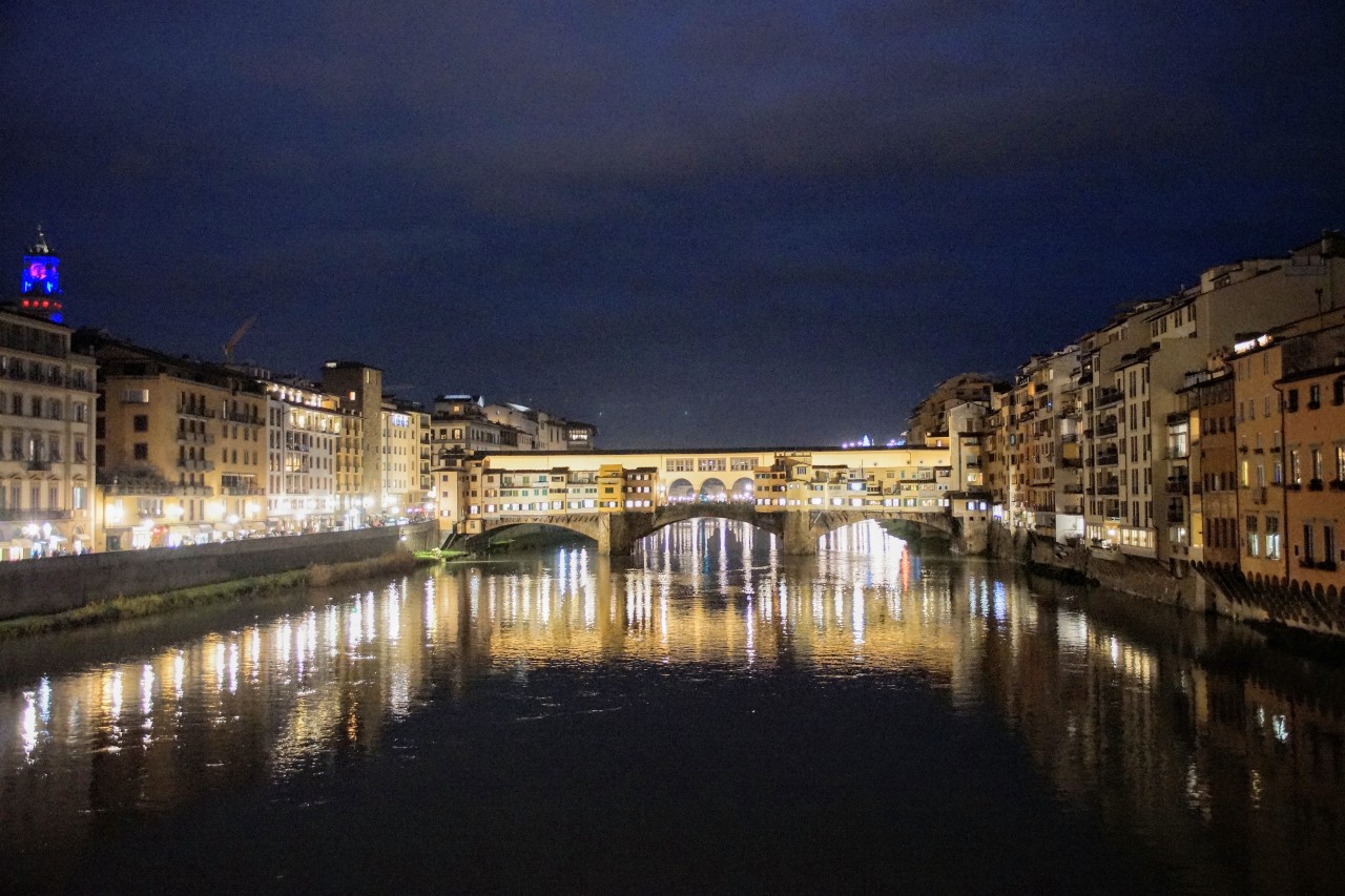 Νυχτερινή λήψη της Παλιά Γέφυρας (Πόντε Βέκιο) (Φωτογραφία Νίκος Πράσσος)