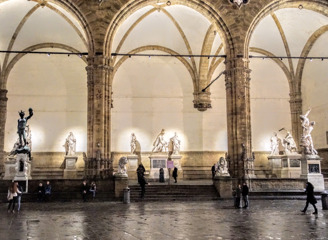 Η στοά με τα αγάλματα ( Loggia dei Lanzi) στην Πιάτσα ντε λα Σινιορία (Φωτογραφία Νίκος Πράσσος)