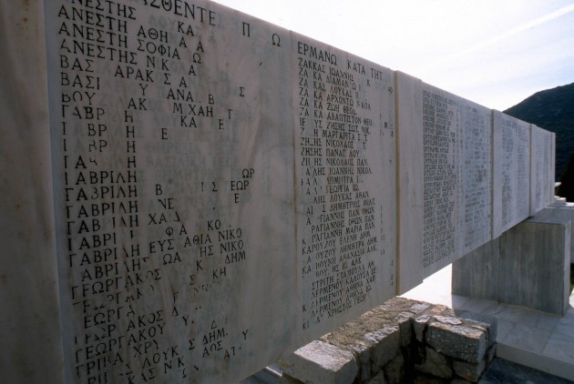 Τα ονόματα των θυμάτων της σφαγής στο Δίστομο στο Μνημείο του χωριού, Associated Press 