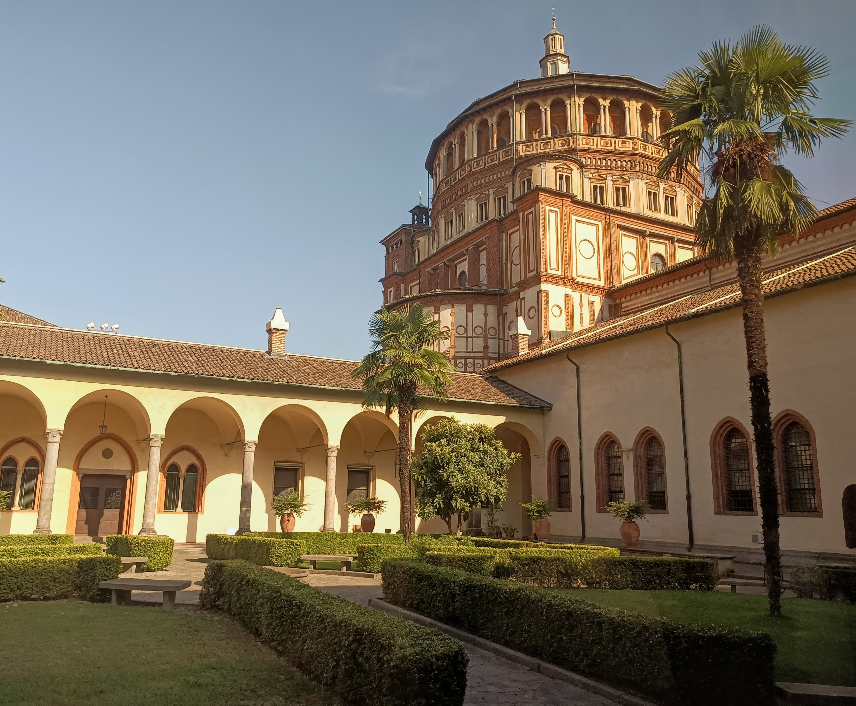 Η Μονή Santa Maria delle Grazie και ο εσωτερικός της χώρος από την τζαμαρία του προθάλαμου, που οδηγεί στο διάσημο έργο ( Φωτογραφία Νίκος Πράσσος@paspartou.gr )