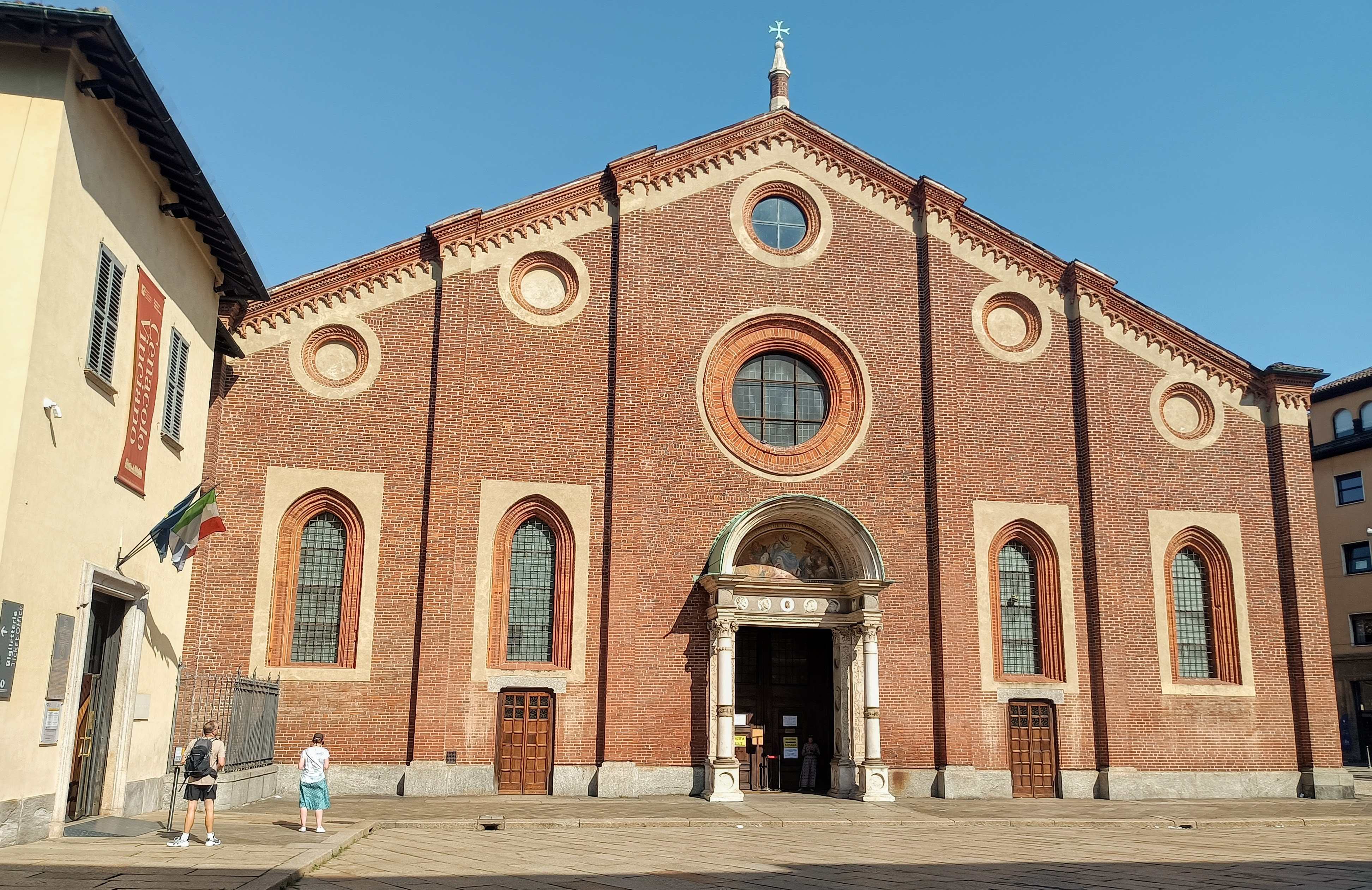 Η εκκλησία Santa Maria delle Grazie και στα αριστερά η είσοδος στο μουσείο με το διάσημο αριστούργημα ( Φωτογραφία: Νίκος Πράσσος @paspartou.gr )