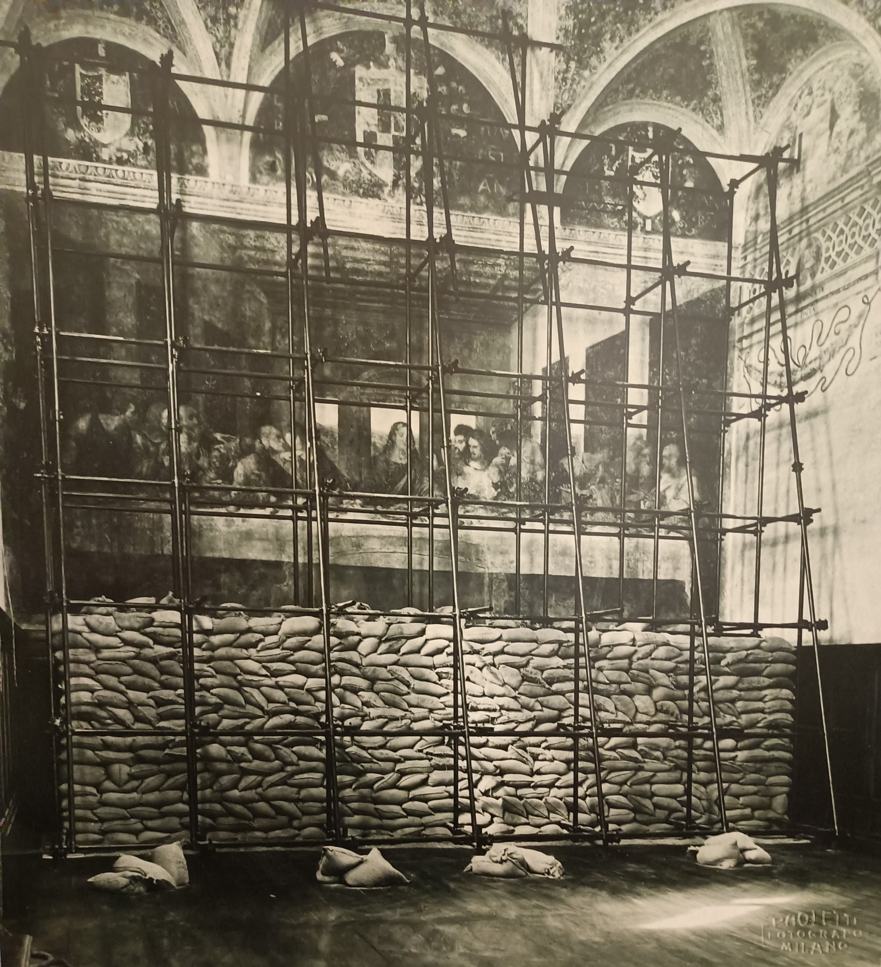Σάκοι με άμμο για την προστασία του Μυστικού Δείπνου, 1940, Φωτογραφία: Paoletti, Φωτογραφικό Αρχείο SABAP Μιλάνου
