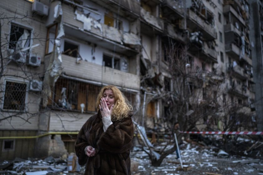 Η αντίδραση της Natali Sevriukova στη θέα του κατεστραμμένου σπιτιού της στο Κίεβο, ύστερα από πυραυλική επίθεση (Φωτογραφία: EMILIO MORENATTI)
