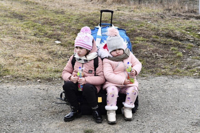 Αδερφάκια περιμένουν στο σημείο ελέγχου στο χωριό Beregsurany της Ουγγαρίας, φτάνοντας από την Ουκρανία (Φωτογραφία: ANNA SZILAGYI/Associated Press)