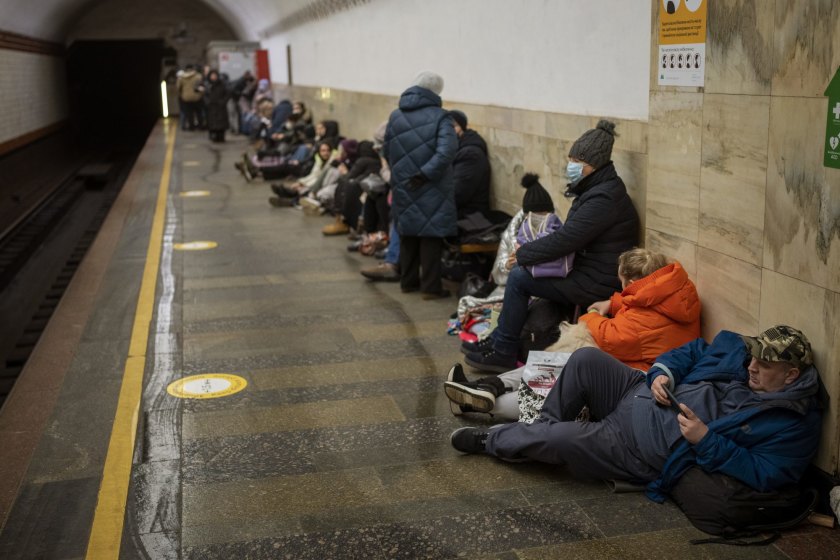 Βρίσκοντας καταφύγιο στο μετρό του Κιέβου (Φωτογραφία: EMILIO MORENATTI - Associated Press)