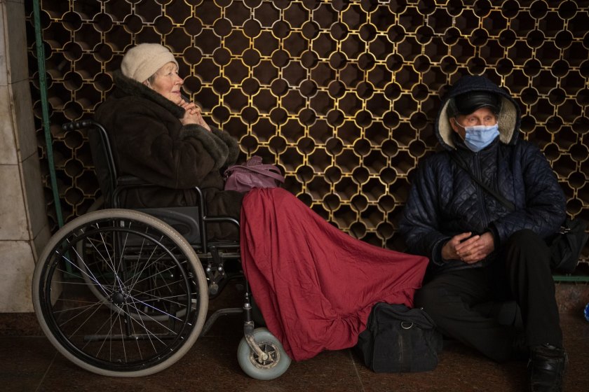 Ζευγάρι ηλικιωμένων (Vladimir 70 ετών και η σύζυγός του Tamara 80 ετών) στο μετρό του Κιέβου (Φωτογραφία: EMILIO MORENATTI - Associated Press)