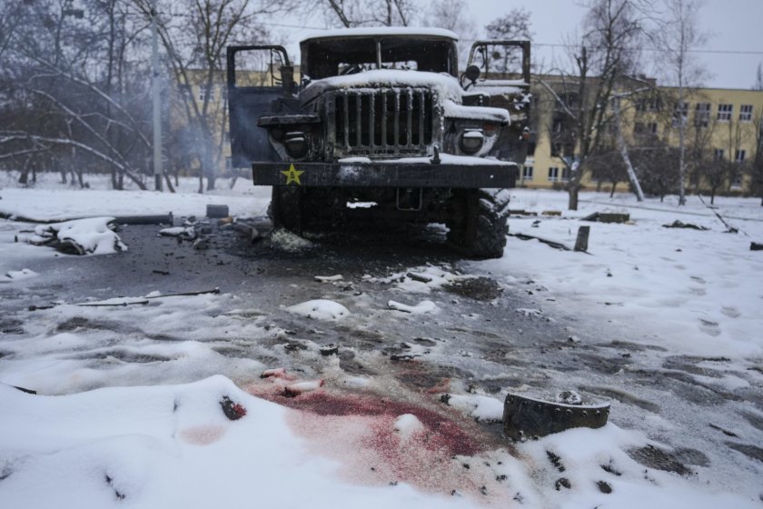 Ίχνη αίματος στο χιόνι μπροστά από κατεστραμμένο ρωσικό εκτοξευτή πυραύλων σε προάστιο του Χάρκοβο (Φωτογραφία: Associated Press)