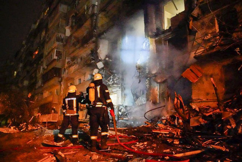Πυροσβέστες επιθεωρούν τις ζημιές από βομβαρδισμό σε πολυκατοικία του Κιέβου στις 25/2 (Φωτογραφία: Ukrainian Police Department Press Service/Associated Press)