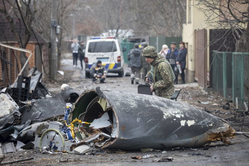 Συντρίμμια αεροσκάφους σε δρόμο του Κιέβου (Φωτογραφία: Associated Press)