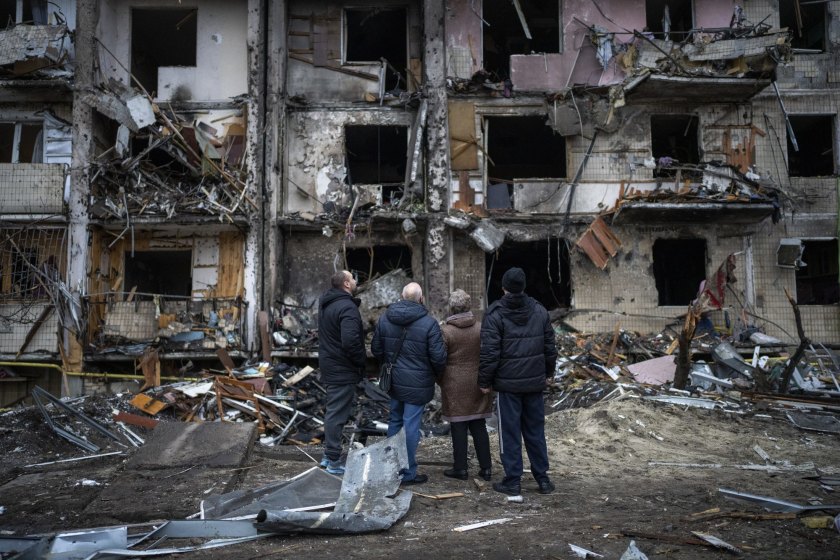 Καταμετρώντας τις ζημιές ύστερα από πυραυλική επίθεση στο Κίεβο στις 25/2 (Φωτογραφία: EMILIO MORENATTI - Associated Press)