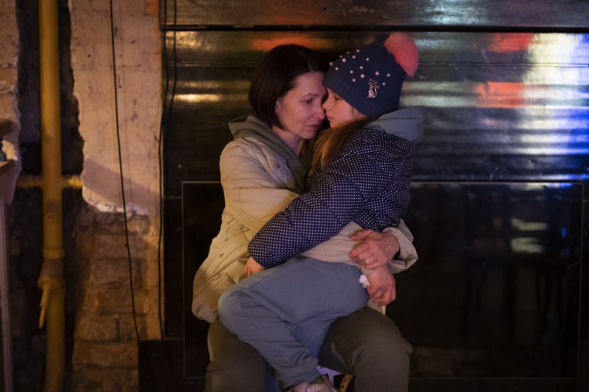 Αγκαλιά με την κόρη σε καταφύγιο του Κιέβου (Φωτογραφία: Associated Press)