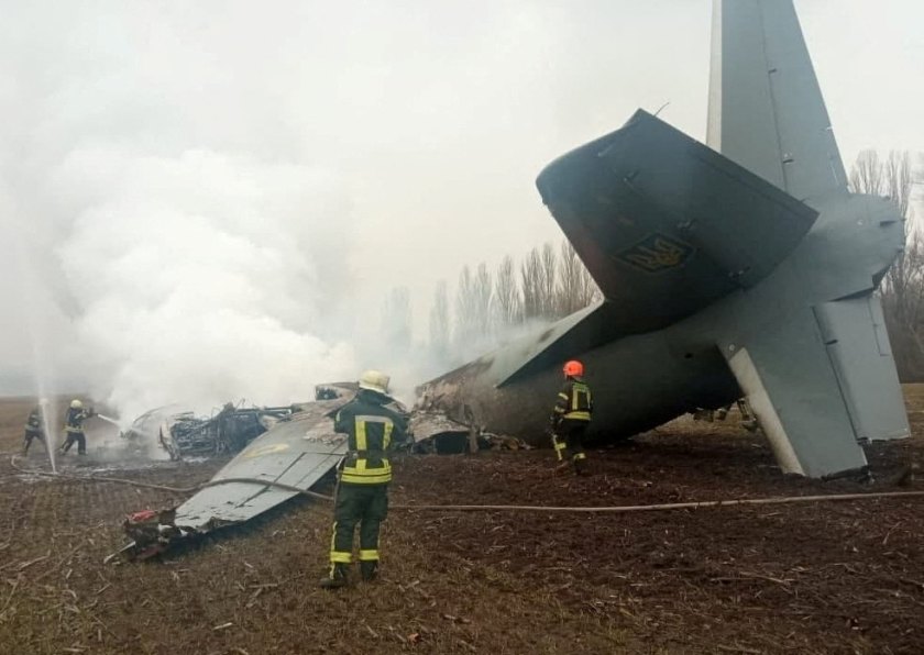 Διασώστες στα συντρίμμια αεροσκάφους Αντόνοφ της Ουκρανικής Πολεμικής Αεροπορίας, το οποίο κατέπεσε από ρωσικά πυρά στην περιοχή του Κιέβου στις 24/2 (Φωτογραφία: REUTERS)