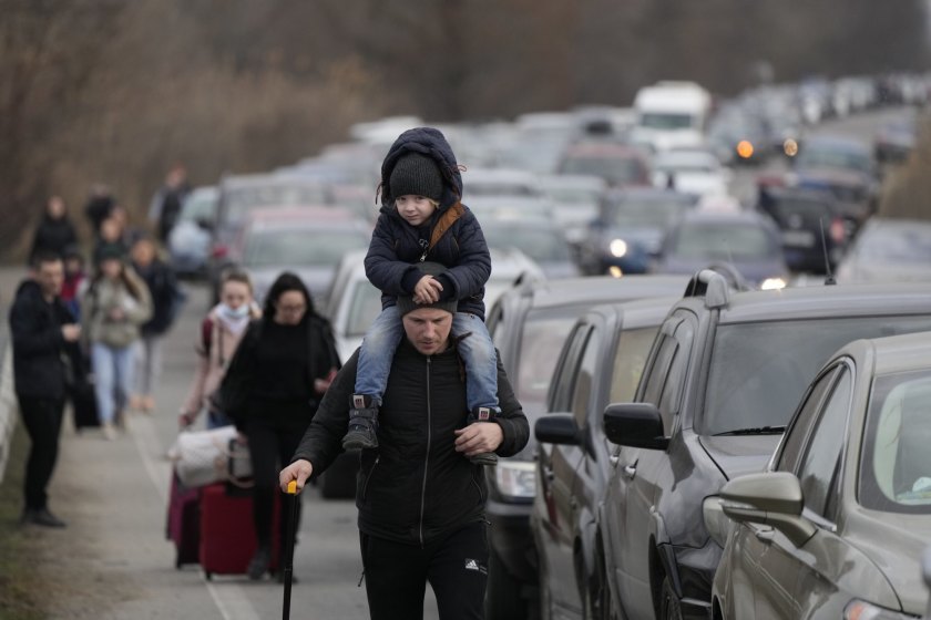 Ο μακρύς δρόμος για τα σύνορα της Μολδαβίας (Φωτογραφία: Associated Press)