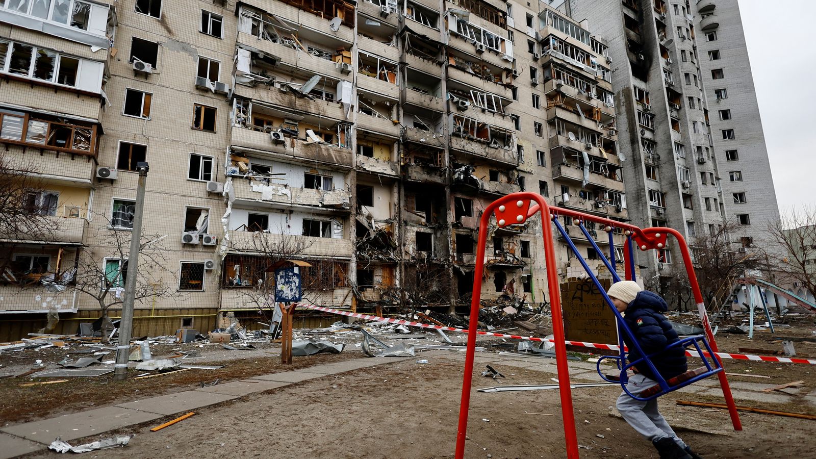 Παίζοντας μπροστά από βομβαρδισμένο κτίριο στο Κίεβο (Πηγή: Sky News)