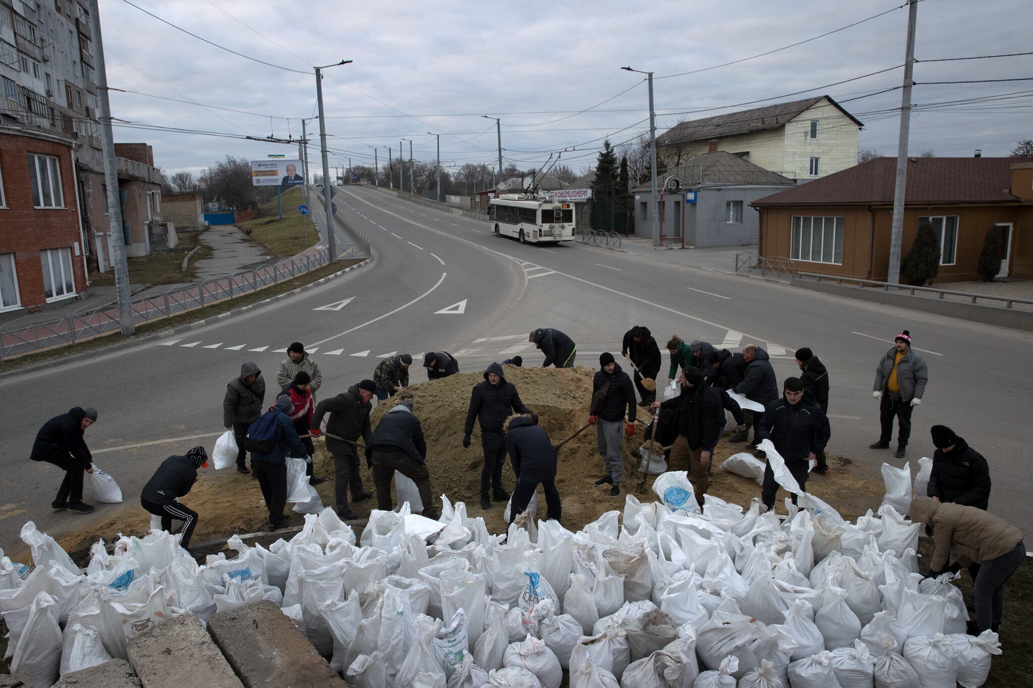 Εθελοντές τοποθετούν σακιά με άμμο για την οχύρωση της πόλης Kropyvnytskyi (Φωτογραφία: Tyler Hicks - The New York Times)