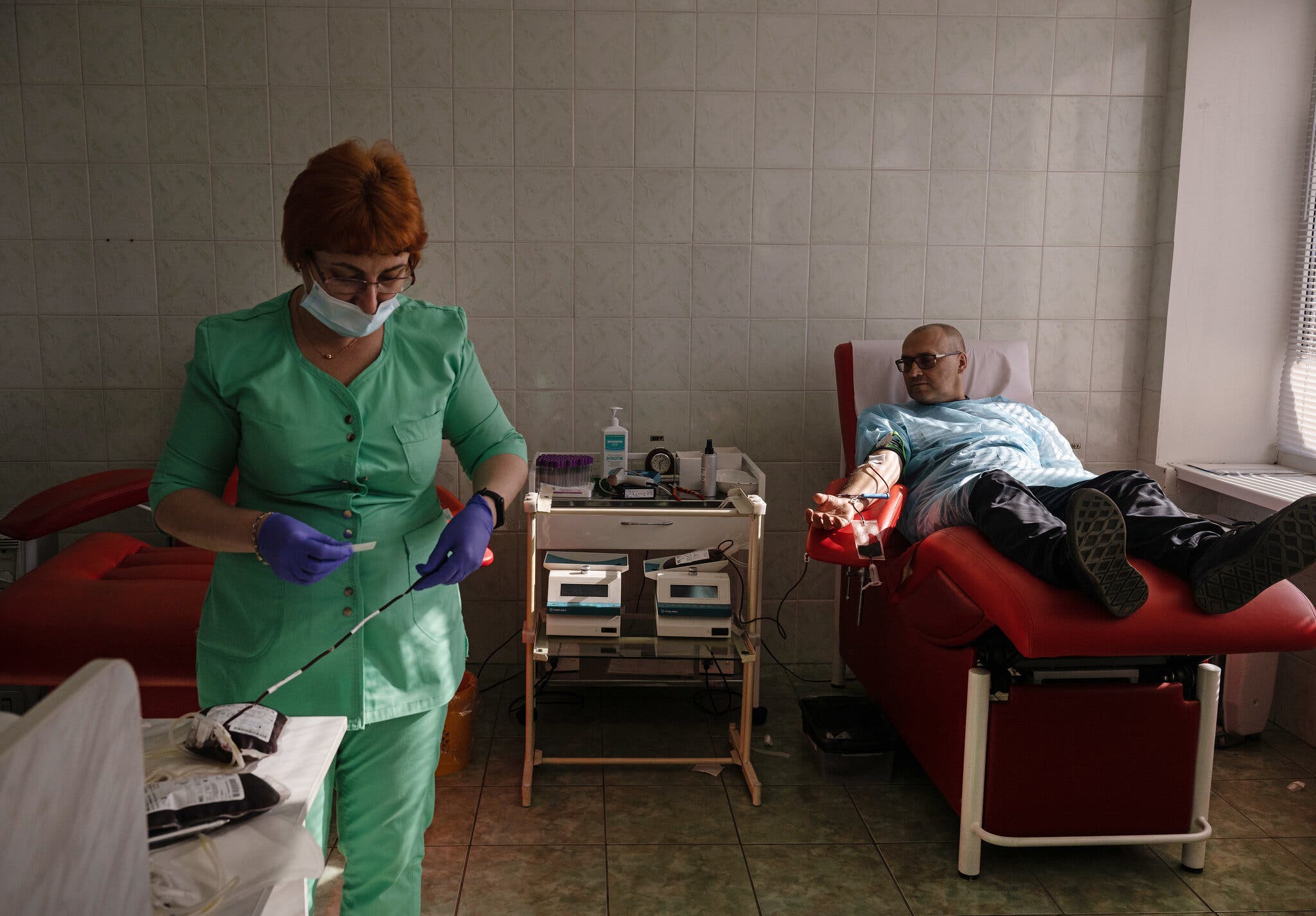 Αιμοδοσία σε κέντρο της Ουκρανίας για τους στρατιώτες και τους πολίτες του Κιέβου (Φωτογραφία: Lynsey Addario - The New York Times)