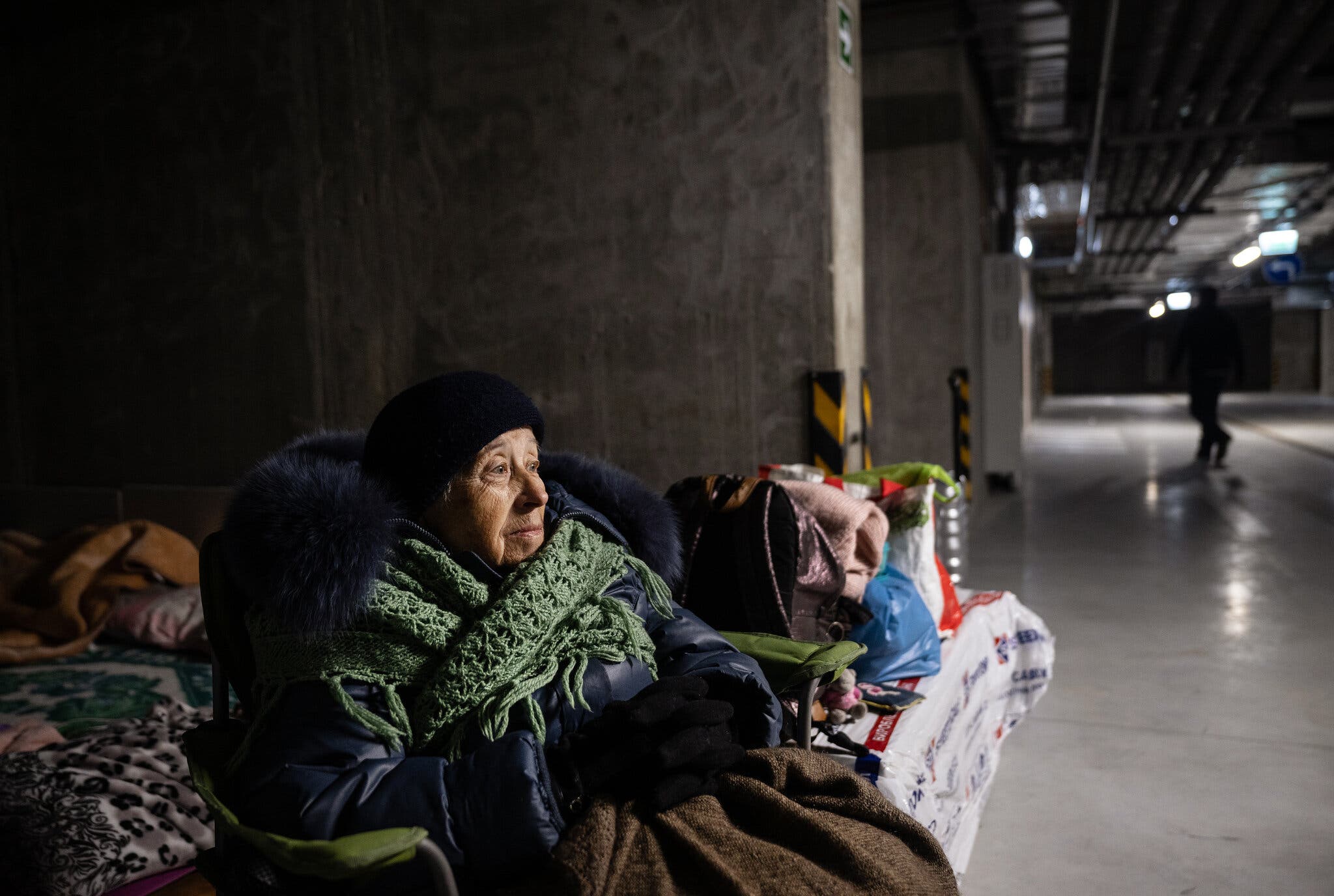 Η Svetlana Akimova, ετών 82, βρίσκει καταφύγιο σε υπόγειο γκαράζ του Κιέβου (Φωτογραφία: Lynsey Addario - The New York Times)