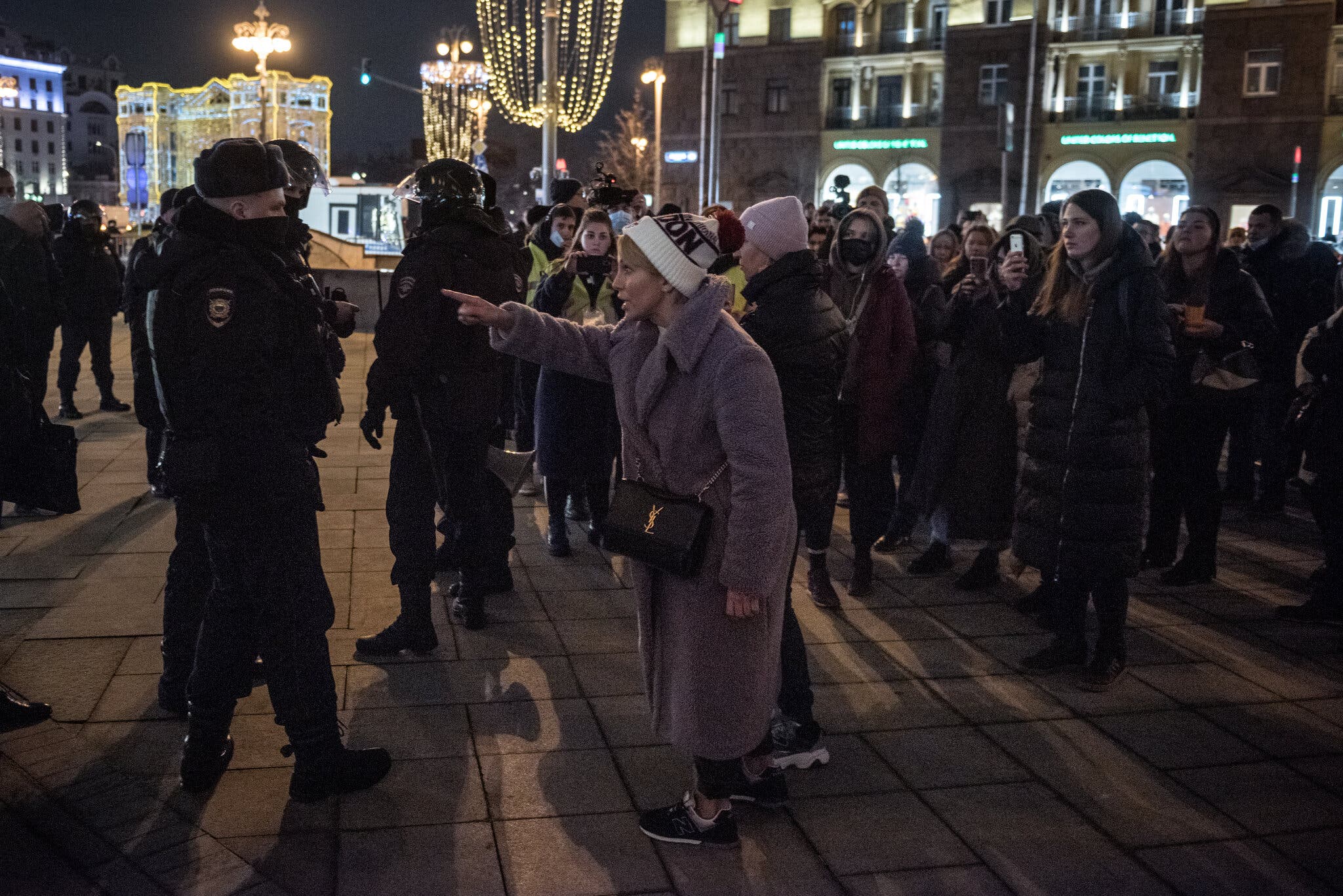 Διαδηλωτές σε αντιπολεμική πορεία στη Μόσχα το Σάββατο 26/2 (Φωτογραφία: Sergey Ponomarev - The New York Times)