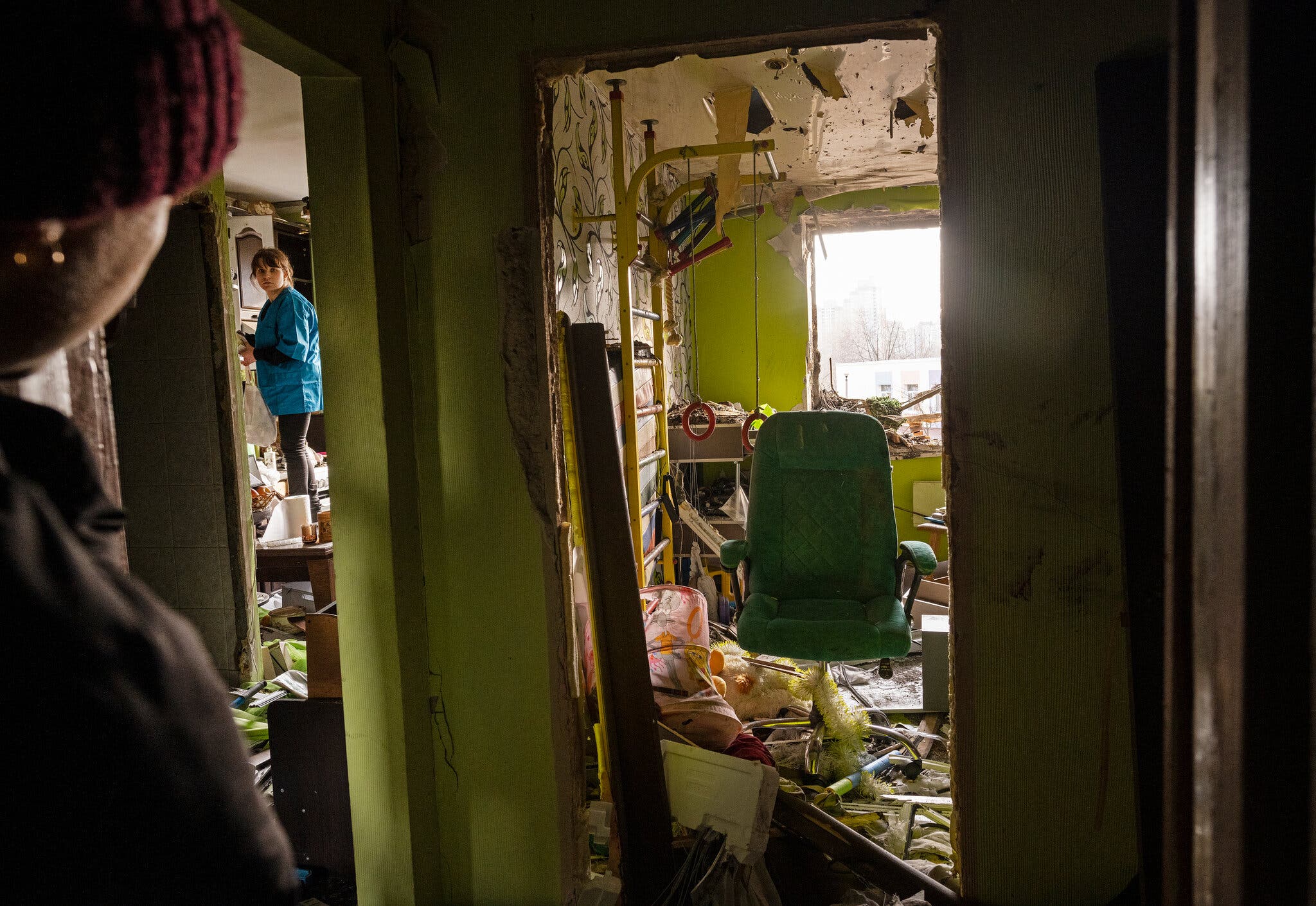 Καθαρίζοντας τα ερείπια βομβαρδισμένης κατοικίας στο Κίεβο (Φωτογραφία: Lynsey Addario for The New York Times)