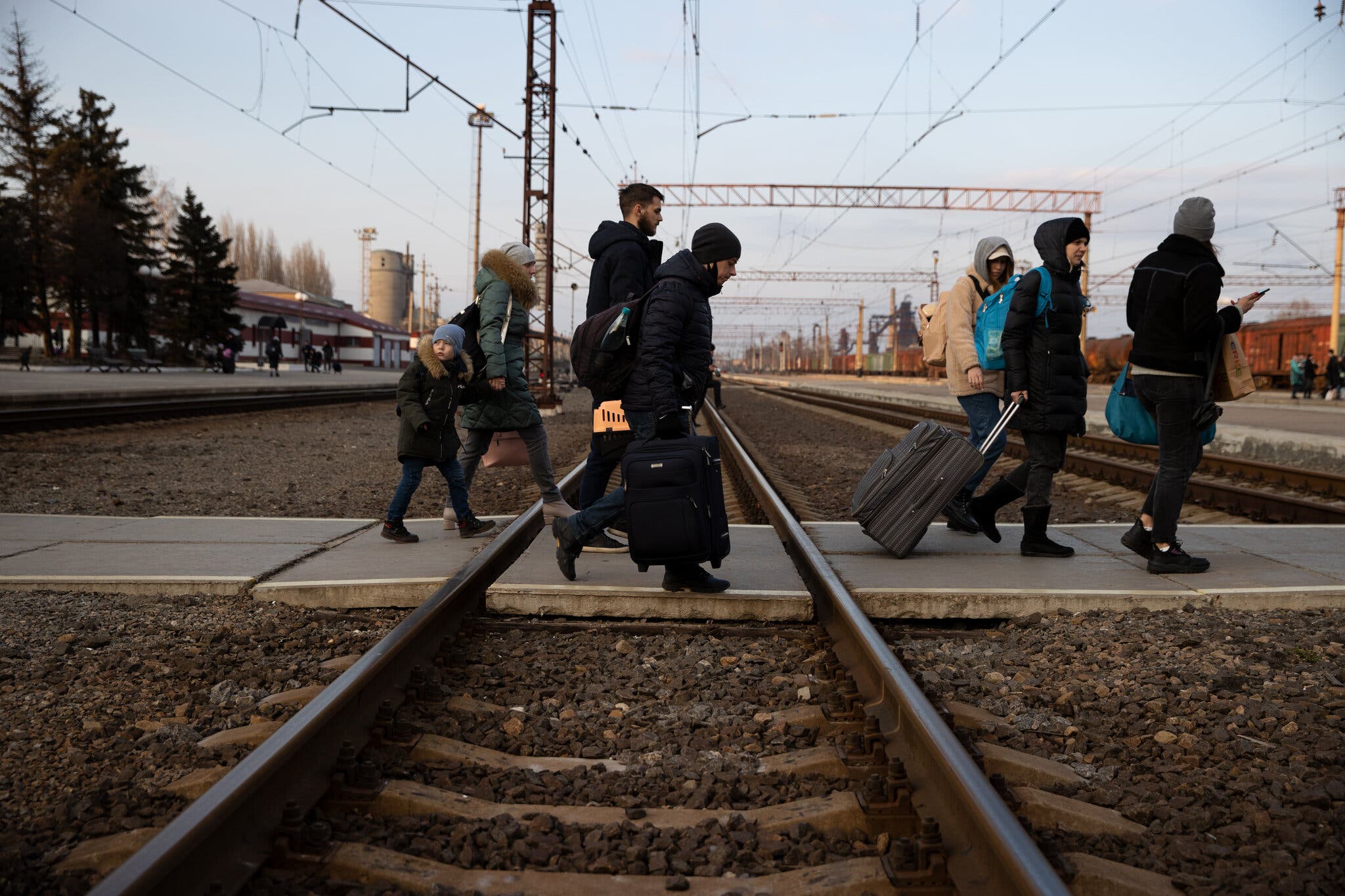 Οικογένειες καθώς επιβιβάζονται σε τρένα στο Kramatorsk την Πέμπτη το απόγευμα για το Κίεβο και την πόλη Lviv, τη μεγαλύτερη της δυτικής Ουκρανίας (Φωτογραφία: Tyler Hicks/The New York Times)