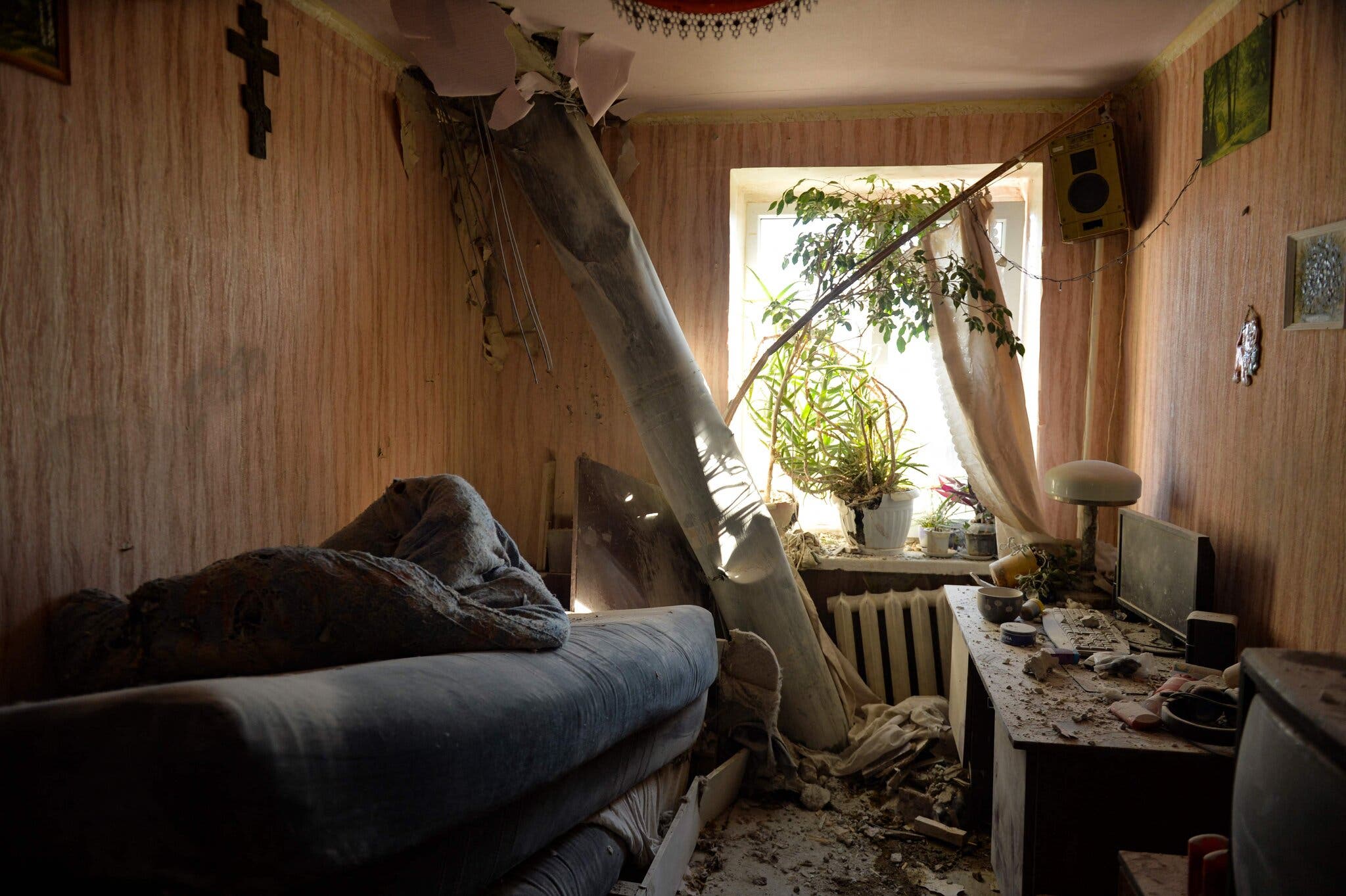 Σώμα πυραύλου σε διαμέρισμα στα βόρεια προάστια του Kharkiv (Φωτογραφία: Sergey Bobok—AFP/Getty Images)