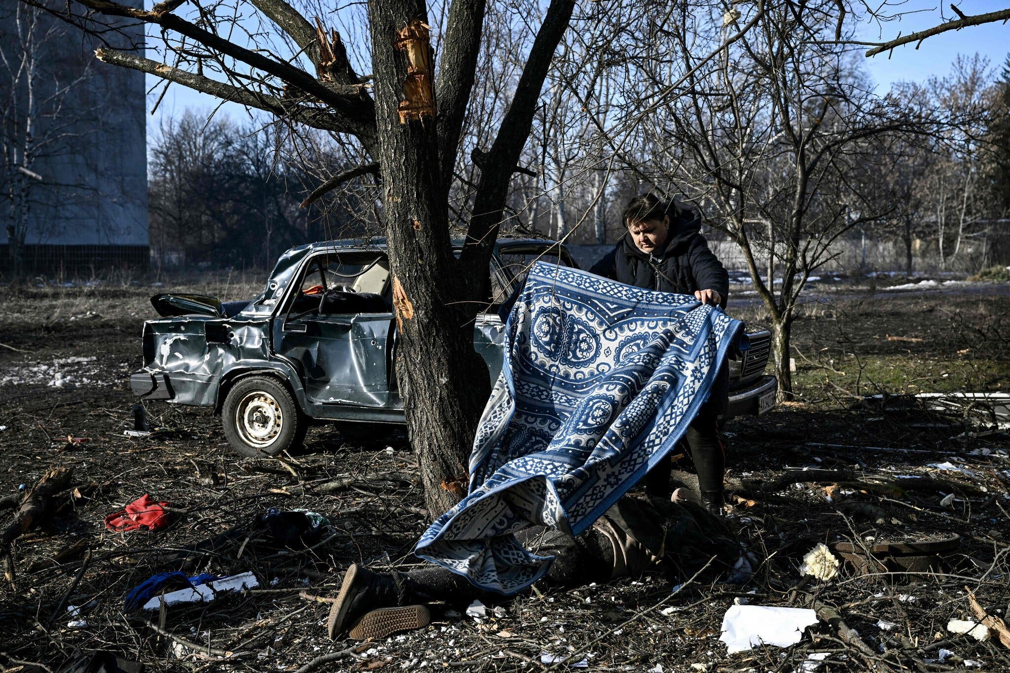 Σκεπάζοντας πτώμα στην πόλη Chuhuiv της ανατολικής Ουκρανίας στις 24/2 (Φωτογραφία: Aris Messinis—AFP/Getty Images)