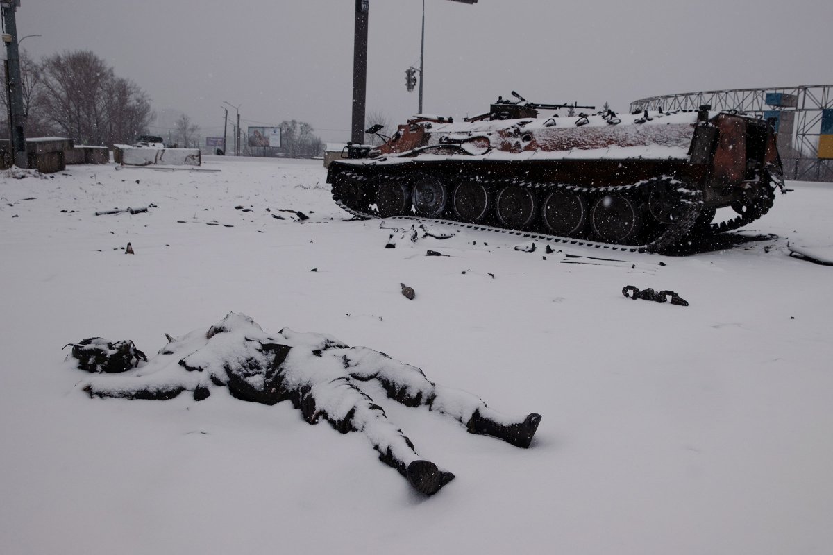 To πτώμα Ρώσου στρατιώτη δίπλα σε κατεστραμμένο όχημα έξω από το Kharkiv (Φωτογραφία: Tyler Hicks—The New York Times/Redux)