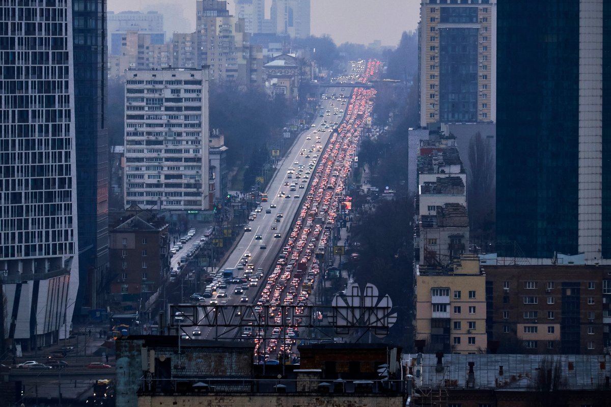 Εγκαταλείποντας το Κίεβο μετά τους πρώτους βομβαρδισμούς (Φωτογραφία: Chris McGrath—Getty Images)