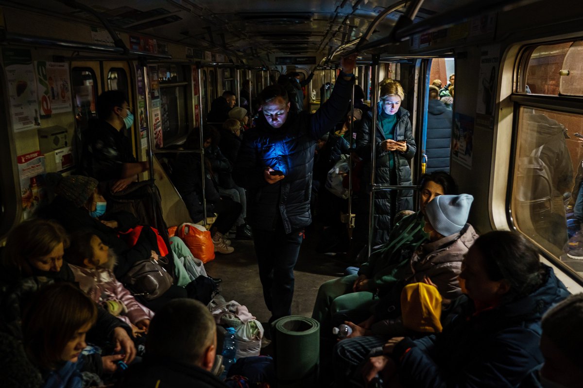 Βρίσκοντας καταφύγιο σε βαγόνι τρένου του μετρό στο Kharkiv (Φωτογραφία: Marcus Yam—Los Angeles Times/Getty Images)