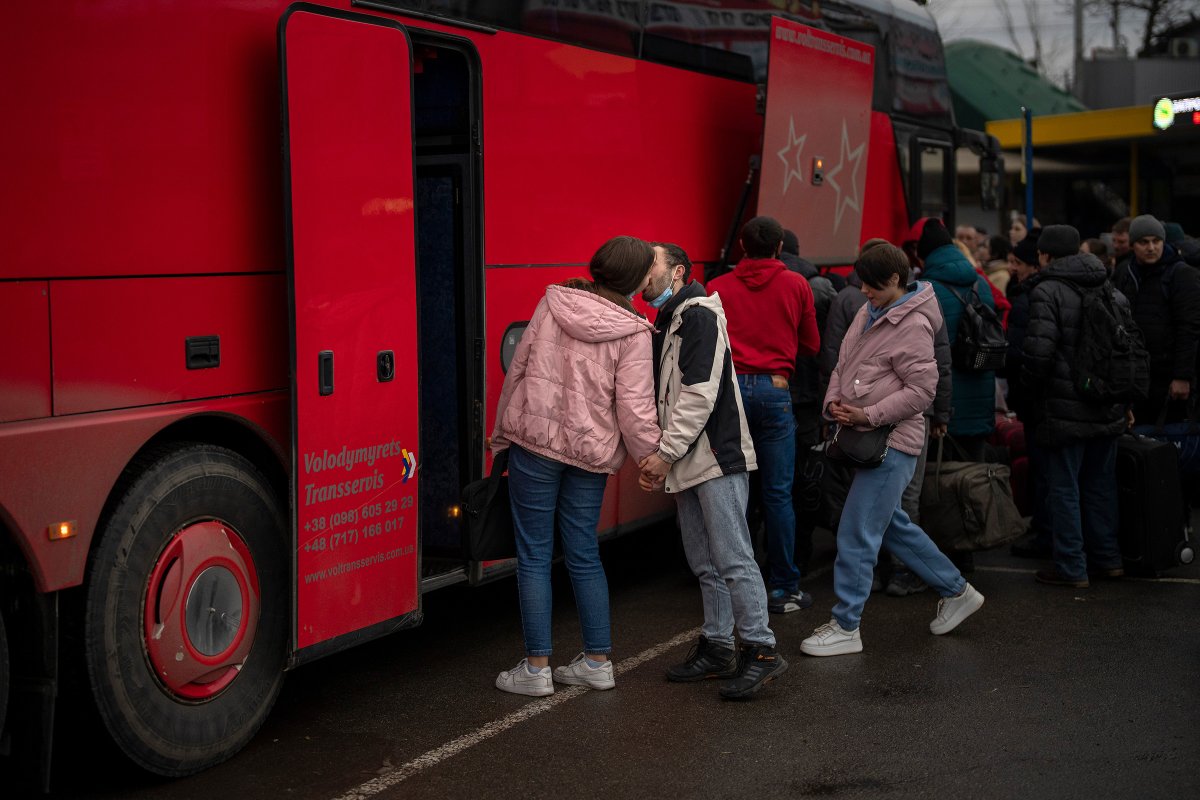 Αποχαιρετιστήριο φιλί ζευγαριού, πριν η γυναίκα να επιβιβαστεί σε λεωφορείο έξω από το Κίεβο στις 24 Φλεβάρη (Φωτογραφία Emilio Morenatti—Associated Press)