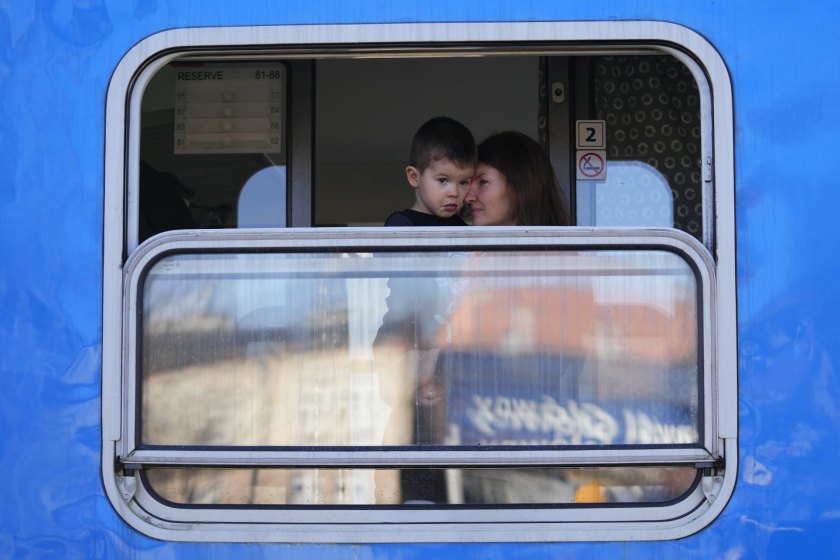 Ουκρανοί πρόσφυγες περιμένουν την αναχώρηση του τρένου για την Πράγα στον σταθμό της πόλης Przemysl της Πολωνίας (Φωτογραφία: Associated Press - Petr David Josek)