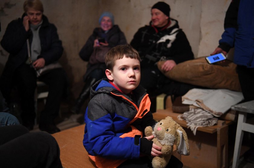 Mikhailo, 5 ετών, σε υπόγειο καταφύγιο του Κιέβου (Φωτογραφία: DANIEL LEAL - AFP)