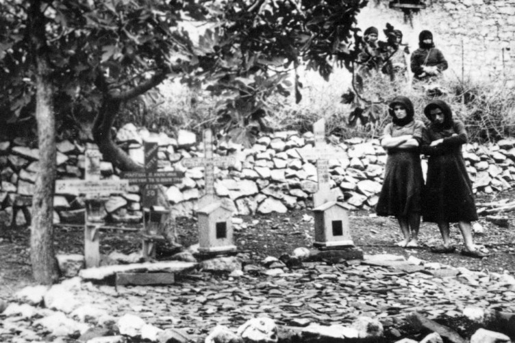 Γυναίκες στο νεκροταφείο του Διστόμου. Φωτογραφία: Associated Press