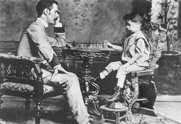 Ο Χοσέ Ραούλ Καπαμπλάνκα, παιδί-θαύμα, σε φωτό του 19ου αιώνα σε ηλικία 4 ετών, παίζοντας σκάκι με τον πατέρα του. Πηγή: Wikipedia