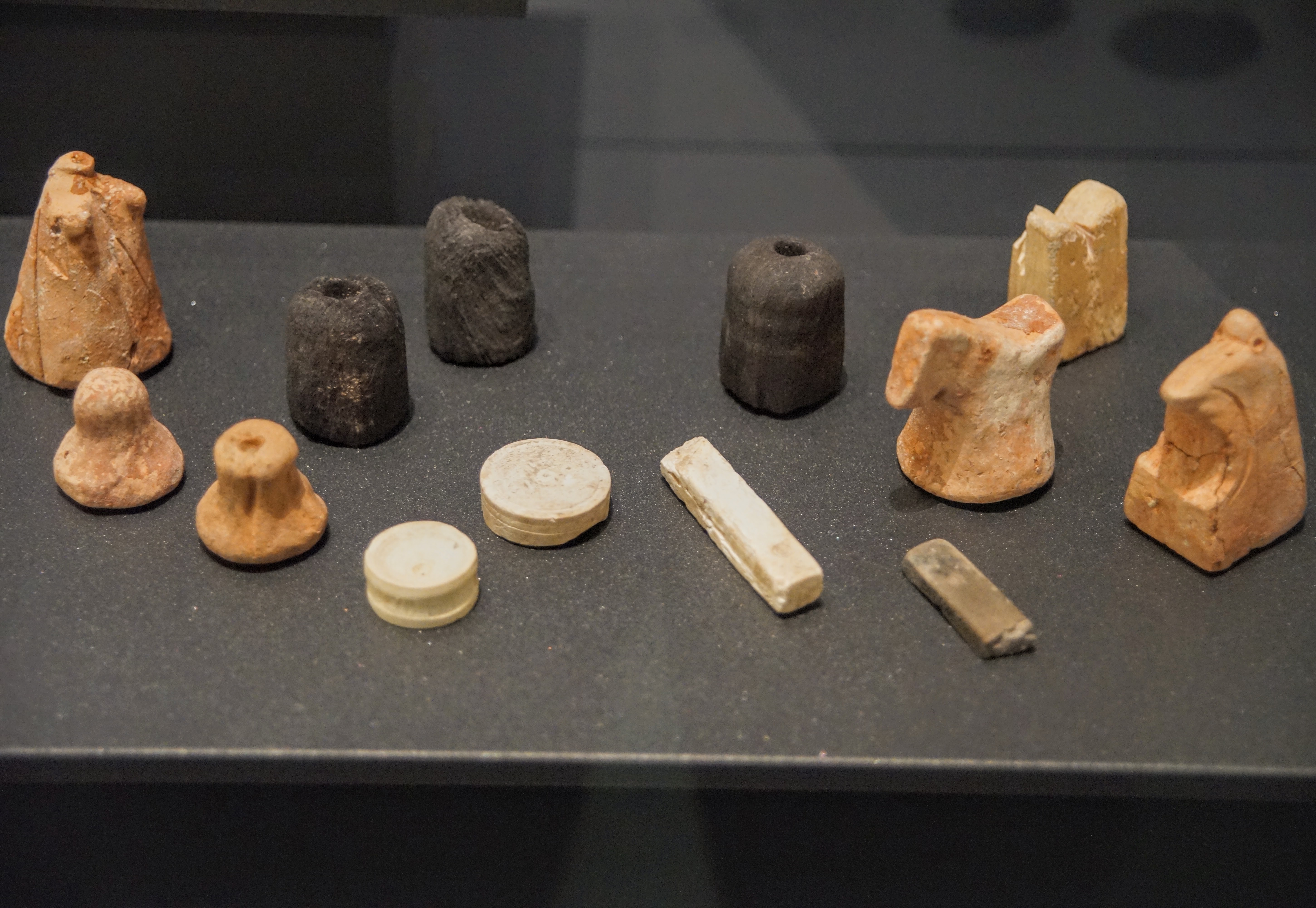 Κομμάτια παιχνιδιών (ανάμεσά τους και από το σκάκι) που βρέθηκαν στο λιμάνι Siraf του Ιράν (800 - 1000 μ.Χ.). Φωτογραφία Νίκος Πράσσος@paspartou.gr.