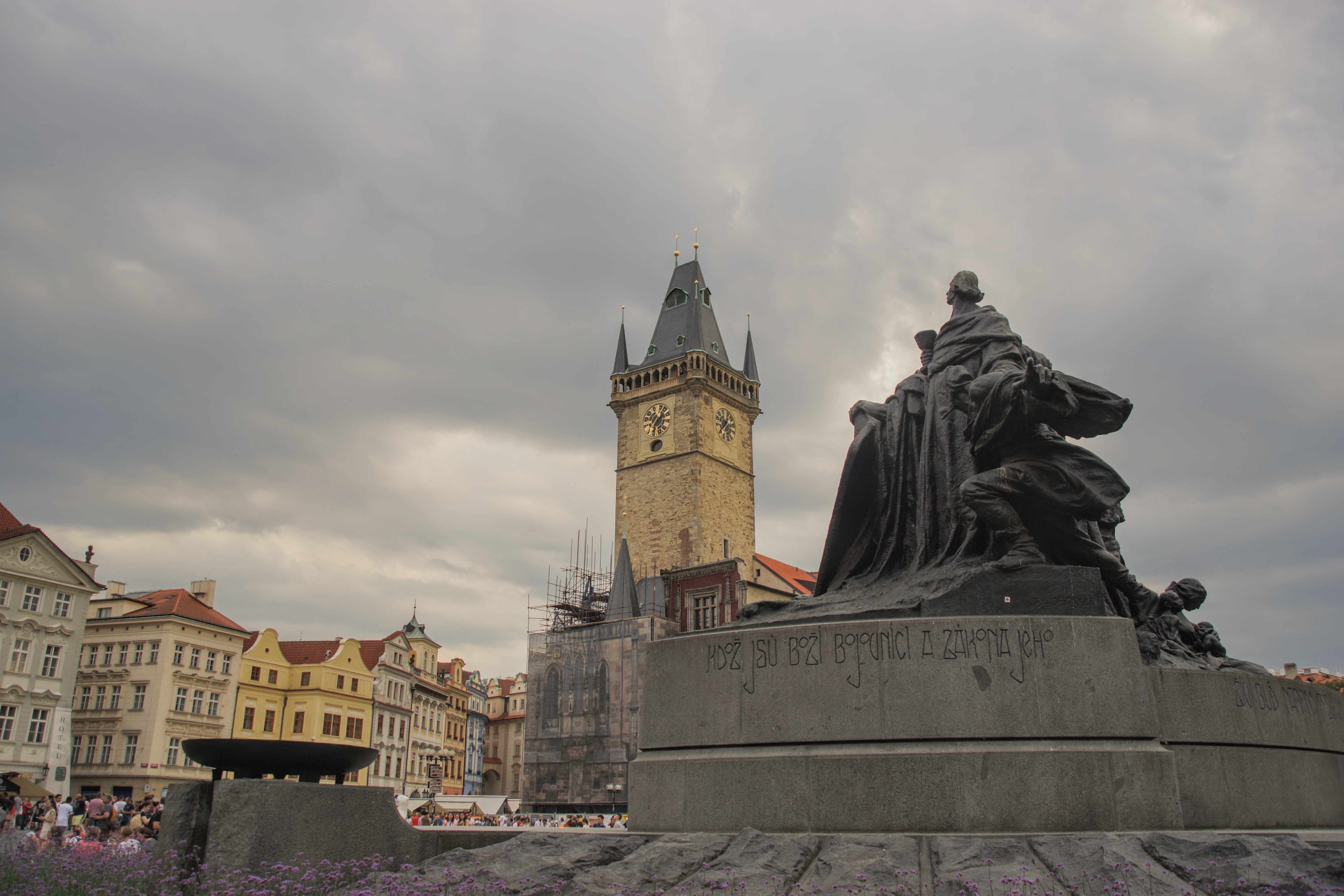Η πλατεία της Παλιάς Πόλης με το άγαλμα του Τσέχου φιλόσοφου Jan Hus, που κάηκε στην πυρά το 1415 για τις ριζοσπαστικές απόψεις του, με την επιγραφή "Η αλήθεια θα νικήσει". Στο βάθος το υπό ανακαίνιση Ρολόι της Πλατείας ( Φωτογραφία Νίκος Πράσσος )