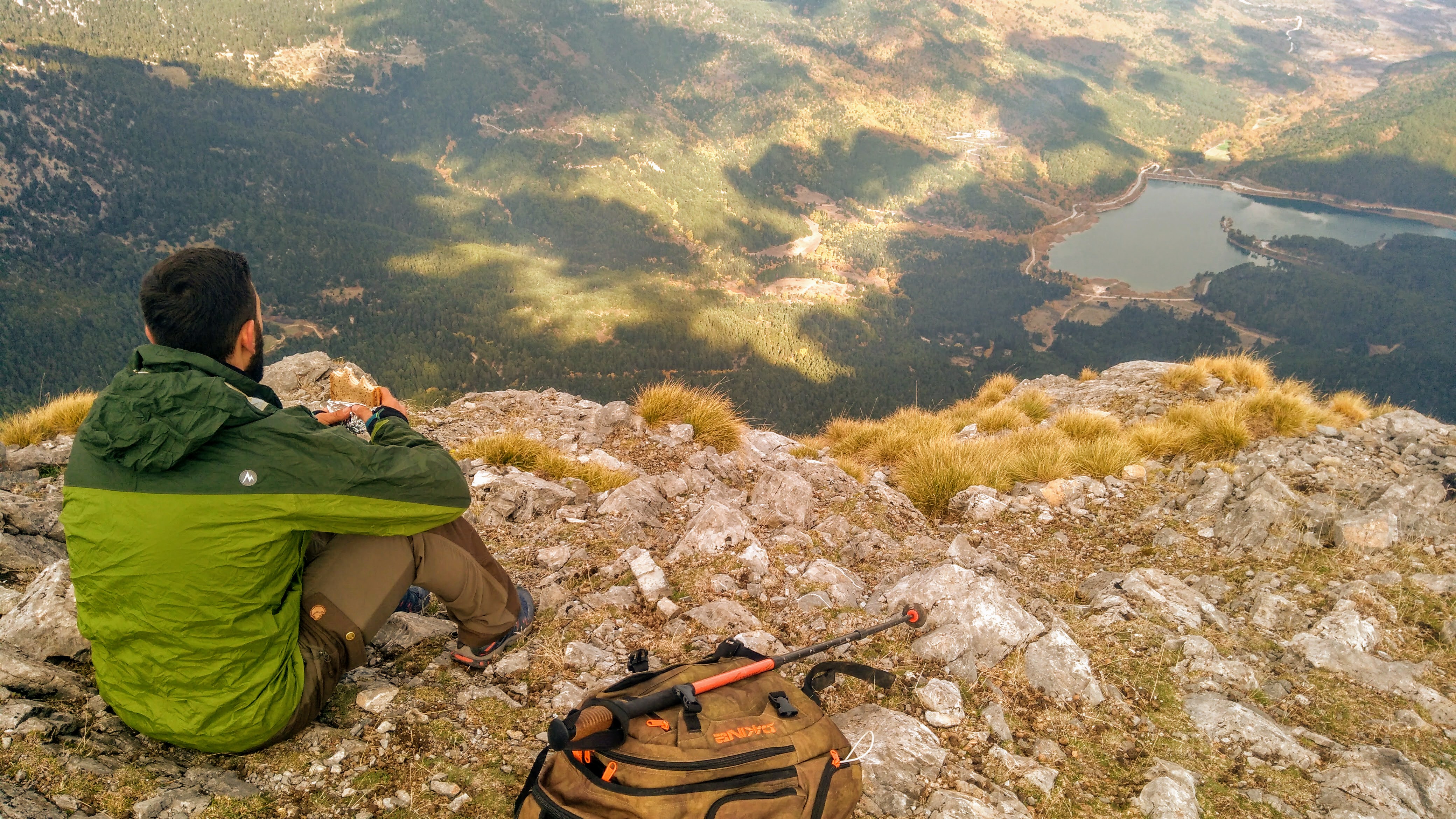 Απολαμβάνοντας τη θέα με τη λίμνη Δόξα από την κορυφή της Ντουρντουβάνας ( φωτογραφία Νίκος Πράσσος )