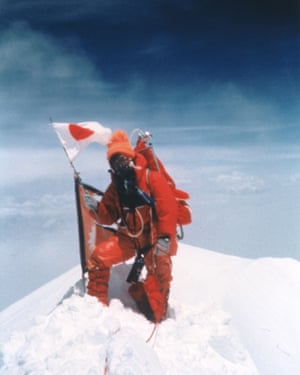 Junko Tabei στην κορυφή του Έβερεστ, 16 Μαΐου 1975. (Φωτογραφία: Joshi-Tohan ορειβατικός σύλλογος)